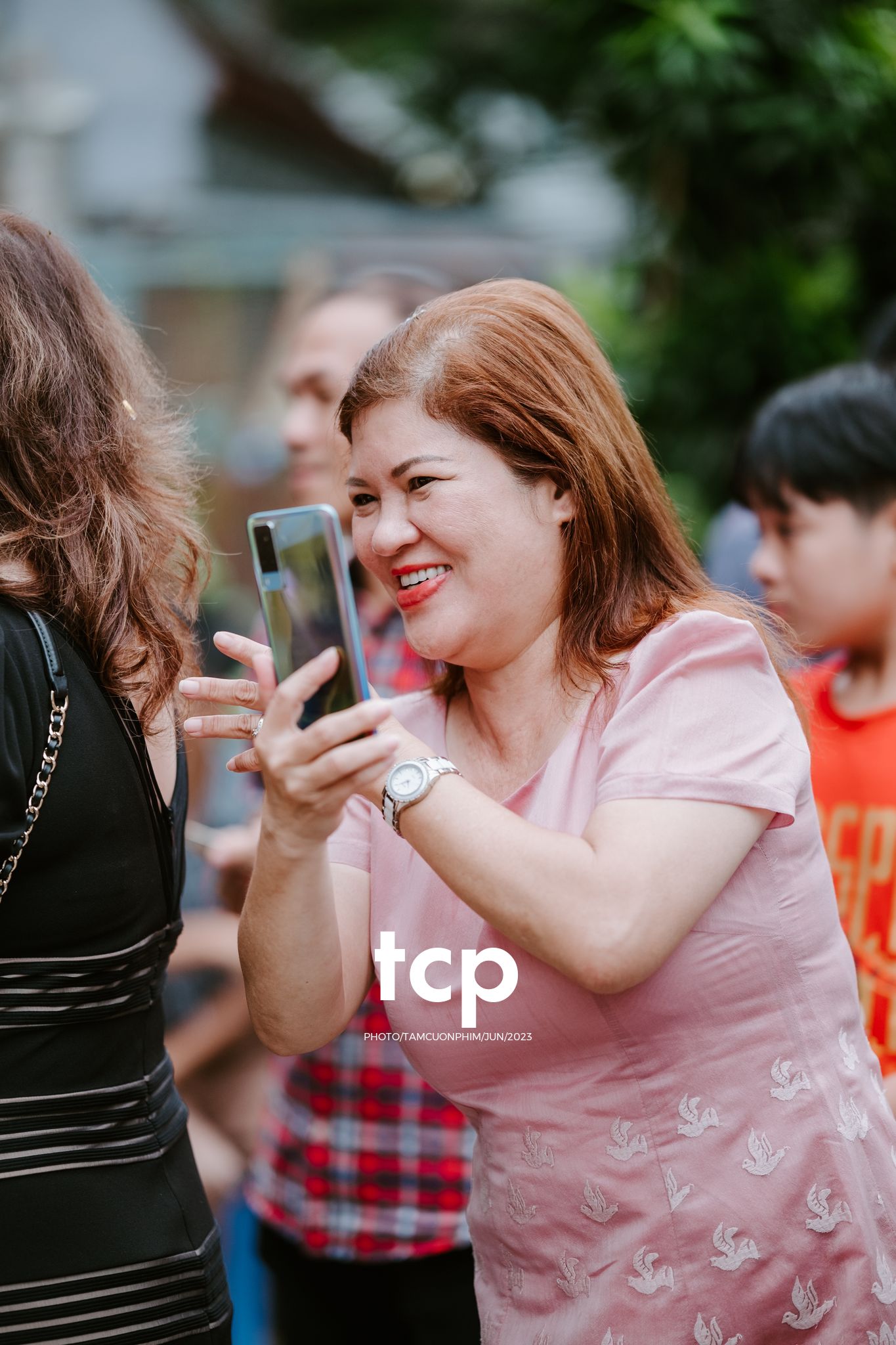 Tám Cuộn Phim - Khi tình yêu vượt biên giới khoác lên mình bộ hỷ phục cực phẩm