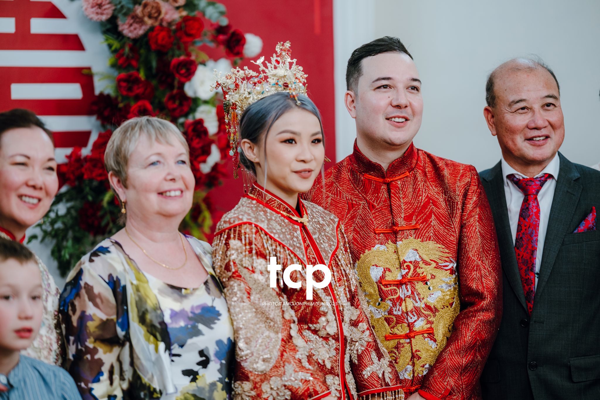 Tám Cuộn Phim - Khi tình yêu vượt biên giới khoác lên mình bộ hỷ phục cực phẩm