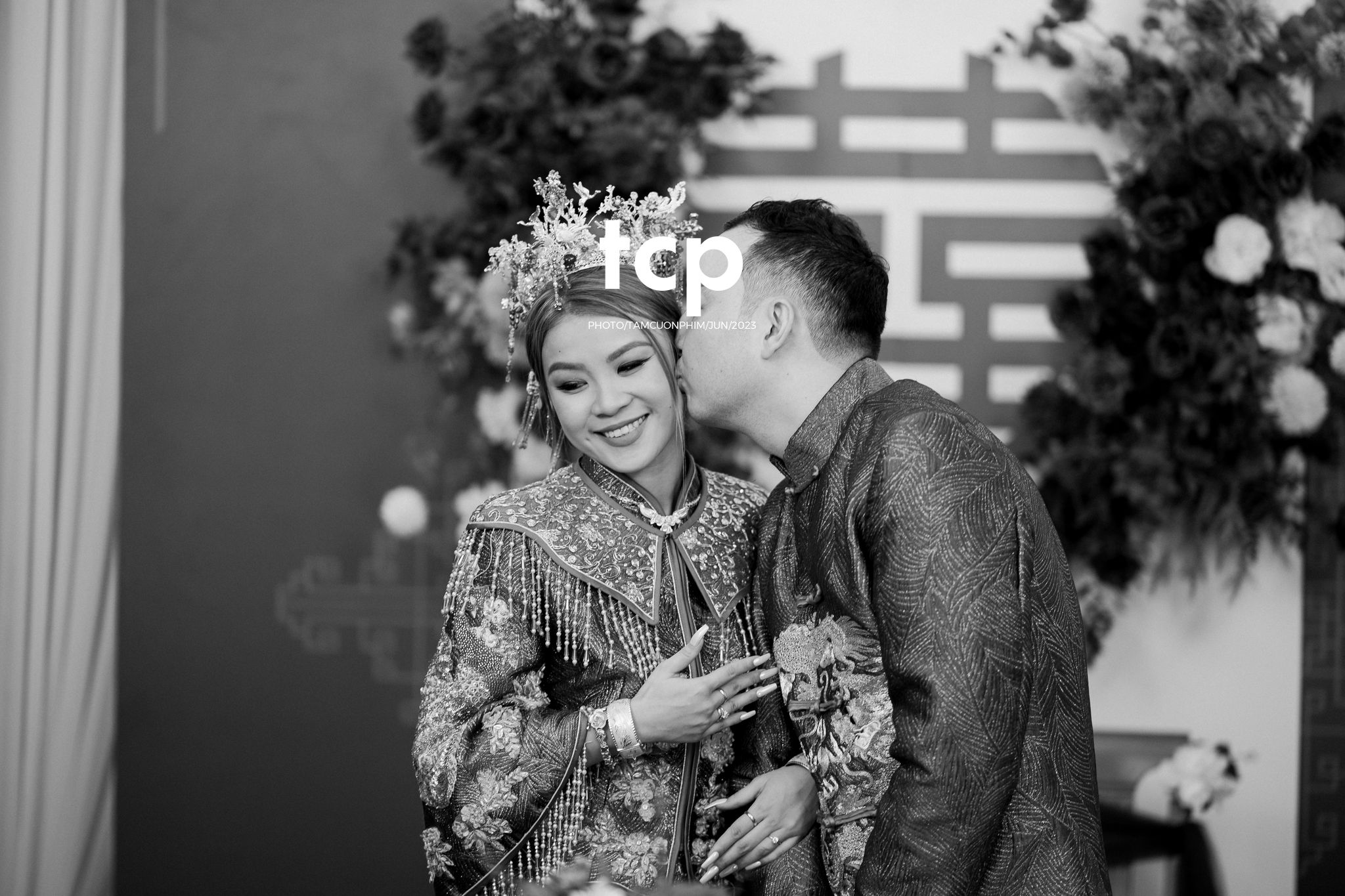 Tám Cuộn Phim - Khi tình yêu vượt biên giới khoác lên mình bộ hỷ phục cực phẩm