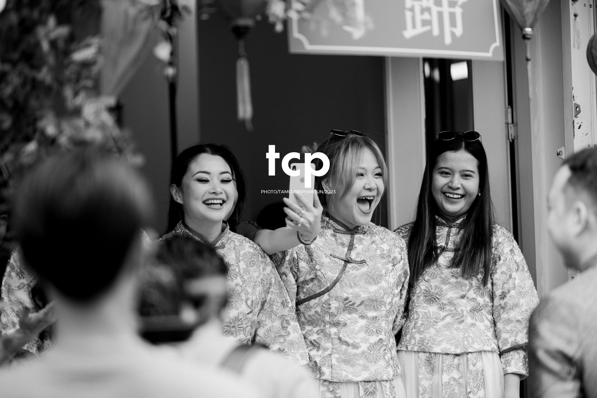 Tám Cuộn Phim - Khi tình yêu vượt biên giới khoác lên mình bộ hỷ phục cực phẩm