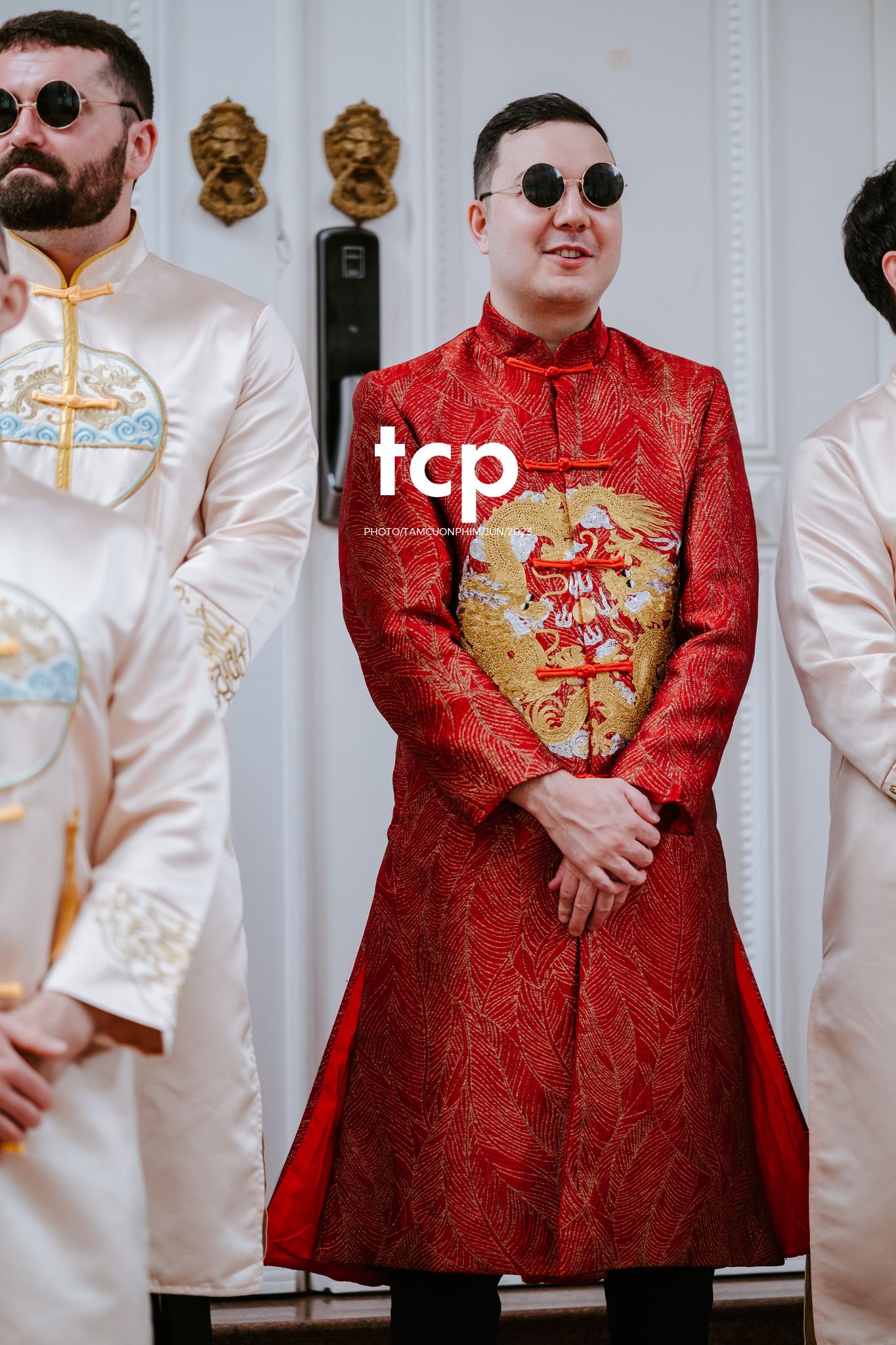 Tám Cuộn Phim - Khi tình yêu vượt biên giới khoác lên mình bộ hỷ phục cực phẩm