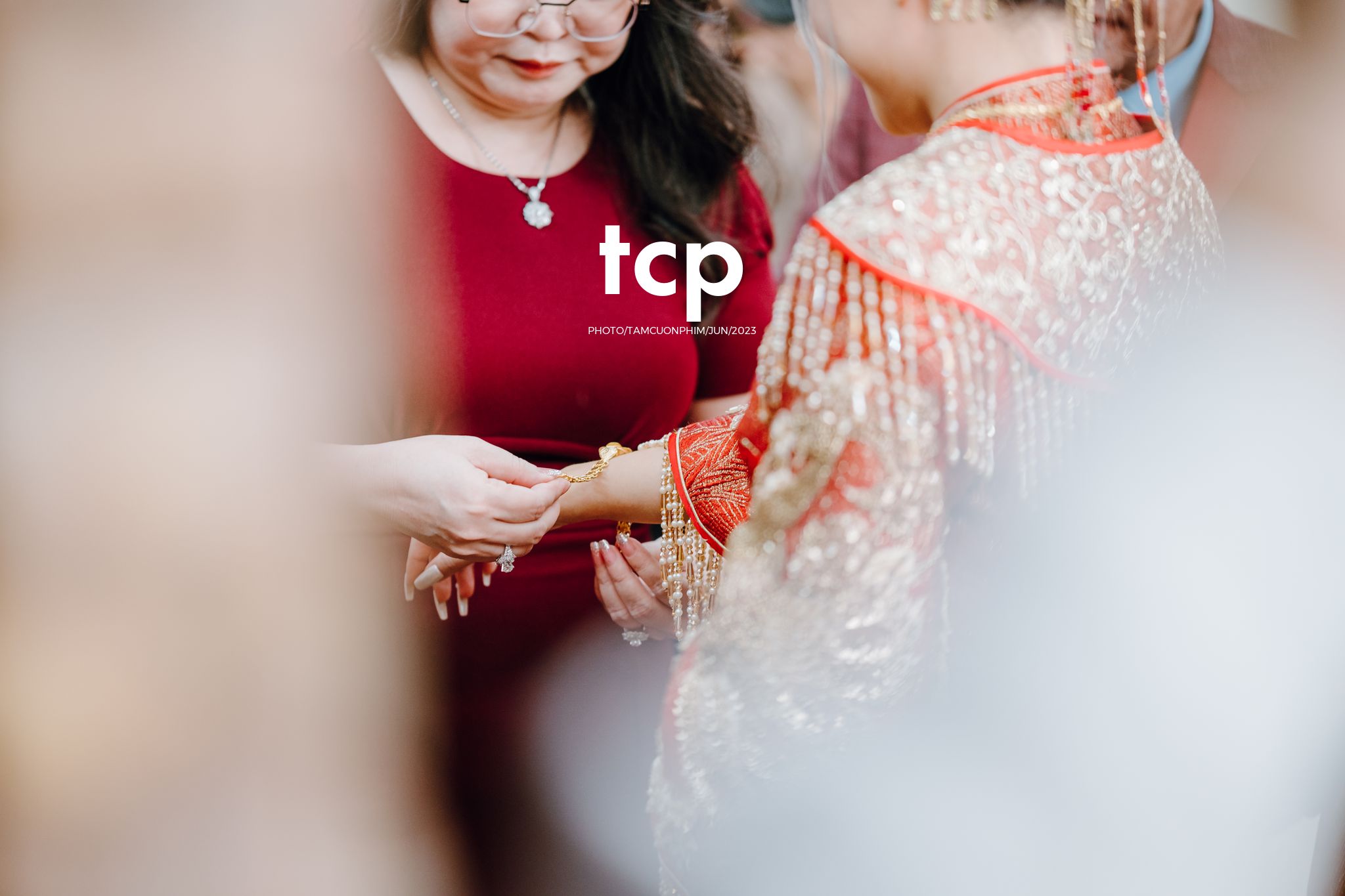 Tám Cuộn Phim - Khi tình yêu vượt biên giới khoác lên mình bộ hỷ phục cực phẩm