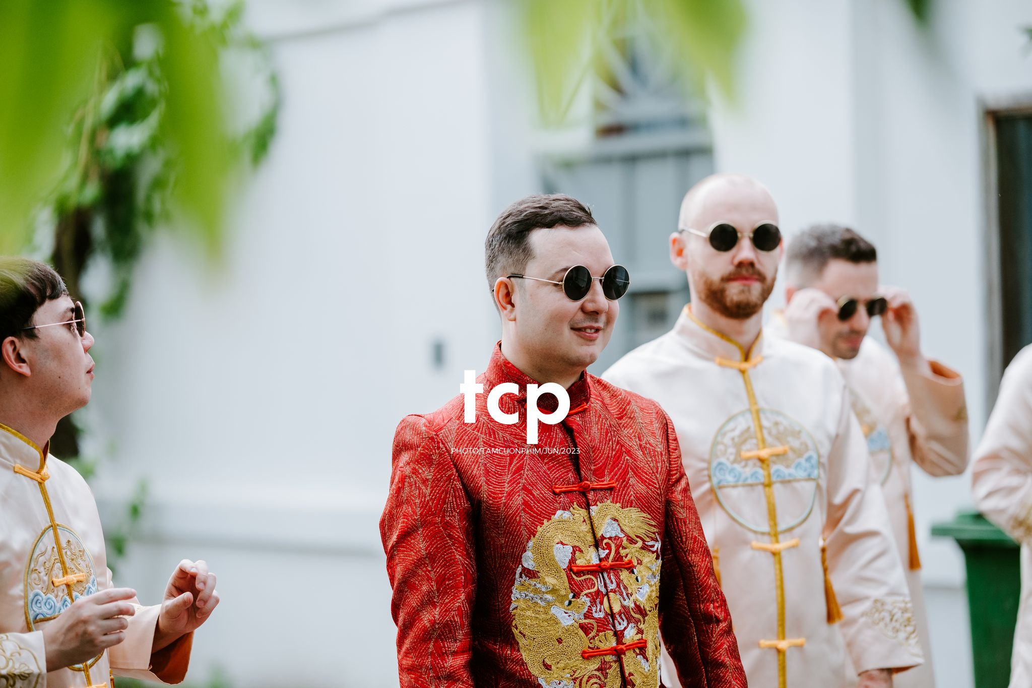 Tám Cuộn Phim - Khi tình yêu vượt biên giới khoác lên mình bộ hỷ phục cực phẩm