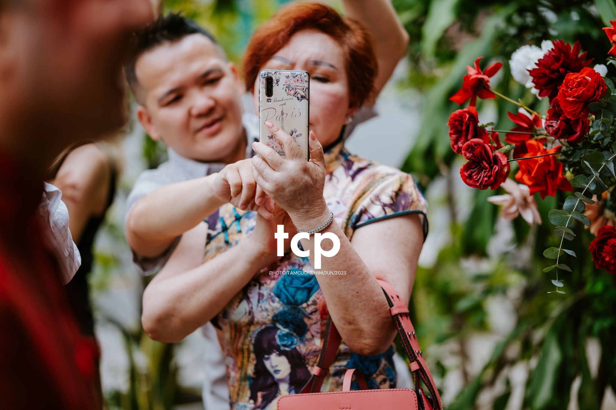 Tám Cuộn Phim - Khi tình yêu vượt biên giới khoác lên mình bộ hỷ phục cực phẩm