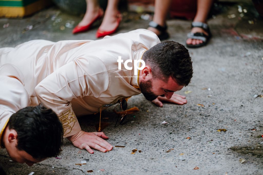 Tám Cuộn Phim - Khi tình yêu vượt biên giới khoác lên mình bộ hỷ phục cực phẩm