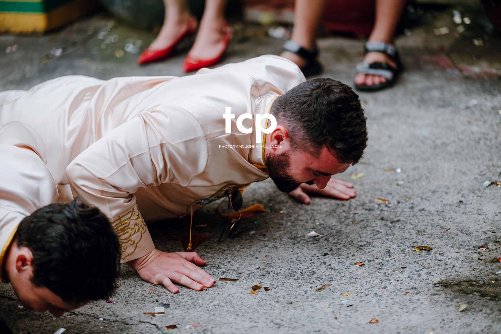 Tám Cuộn Phim - Khi tình yêu vượt biên giới khoác lên mình bộ hỷ phục cực phẩm