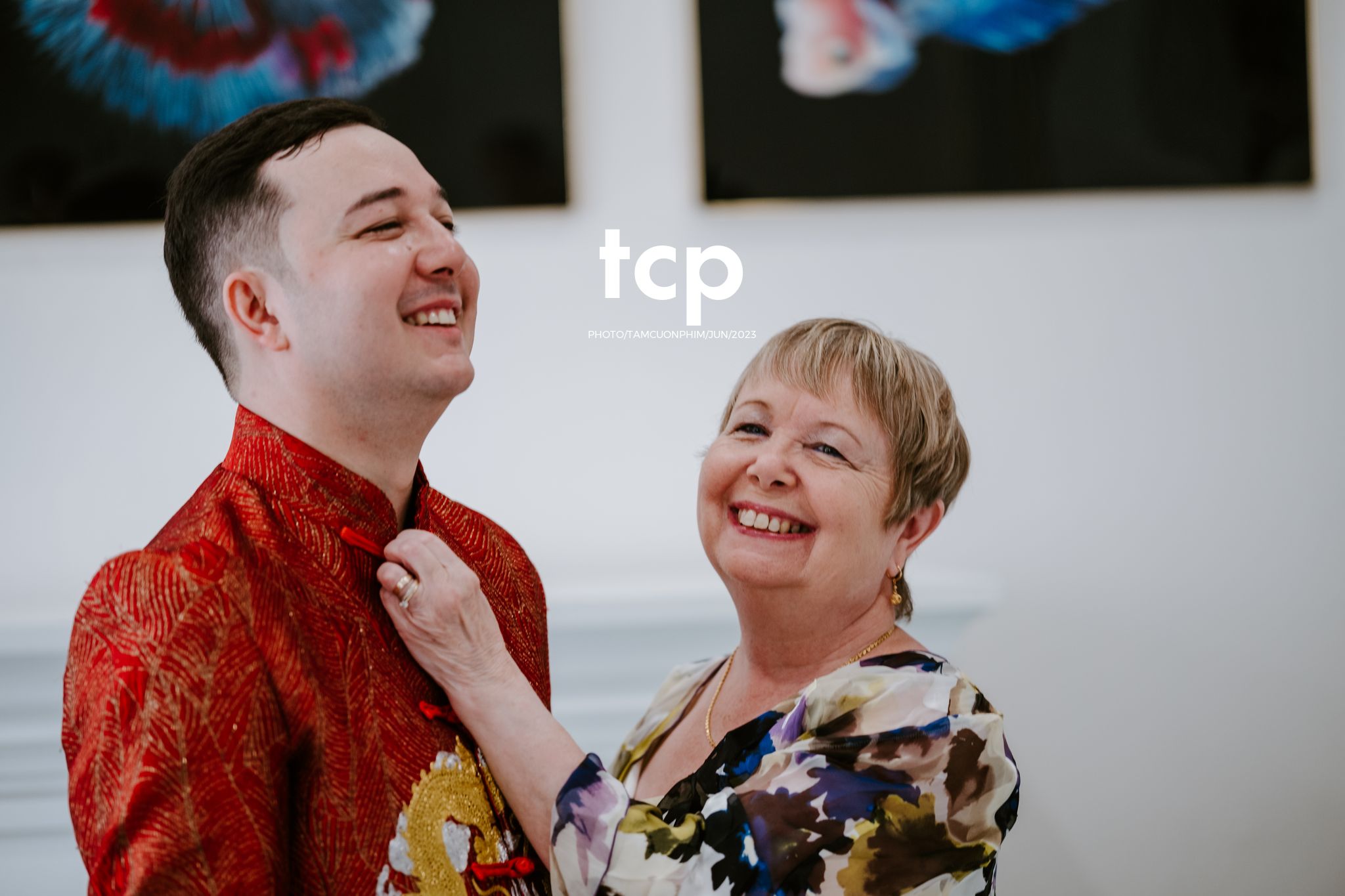 Tám Cuộn Phim - Khi tình yêu vượt biên giới khoác lên mình bộ hỷ phục cực phẩm