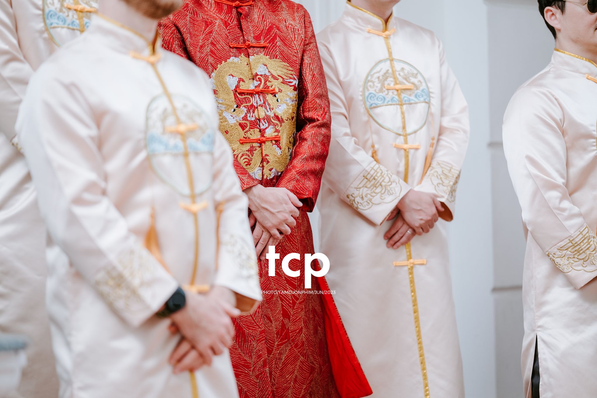 Tám Cuộn Phim - Khi tình yêu vượt biên giới khoác lên mình bộ hỷ phục cực phẩm