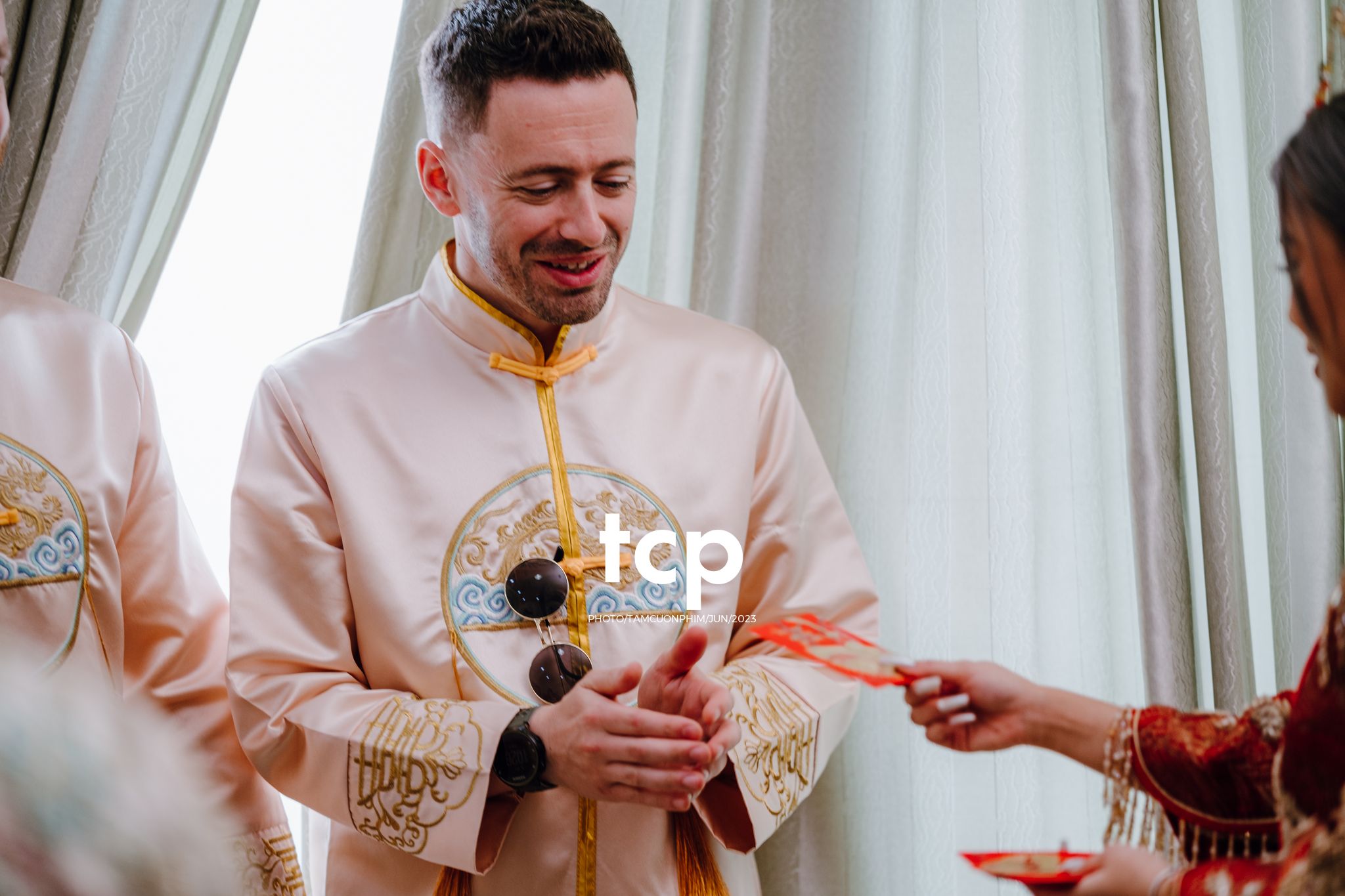 Tám Cuộn Phim - Khi tình yêu vượt biên giới khoác lên mình bộ hỷ phục cực phẩm