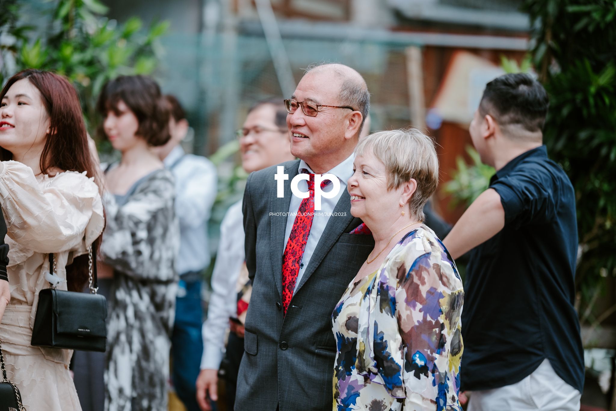 Tám Cuộn Phim - Khi tình yêu vượt biên giới khoác lên mình bộ hỷ phục cực phẩm