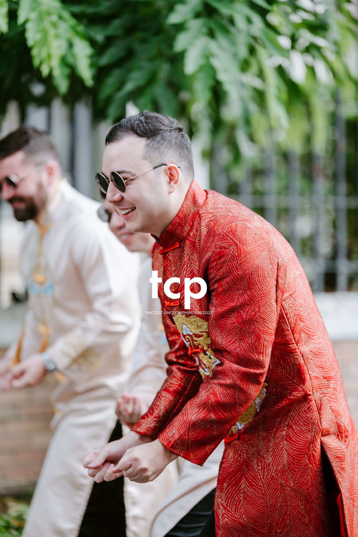 Tám Cuộn Phim - Khi tình yêu vượt biên giới khoác lên mình bộ hỷ phục cực phẩm