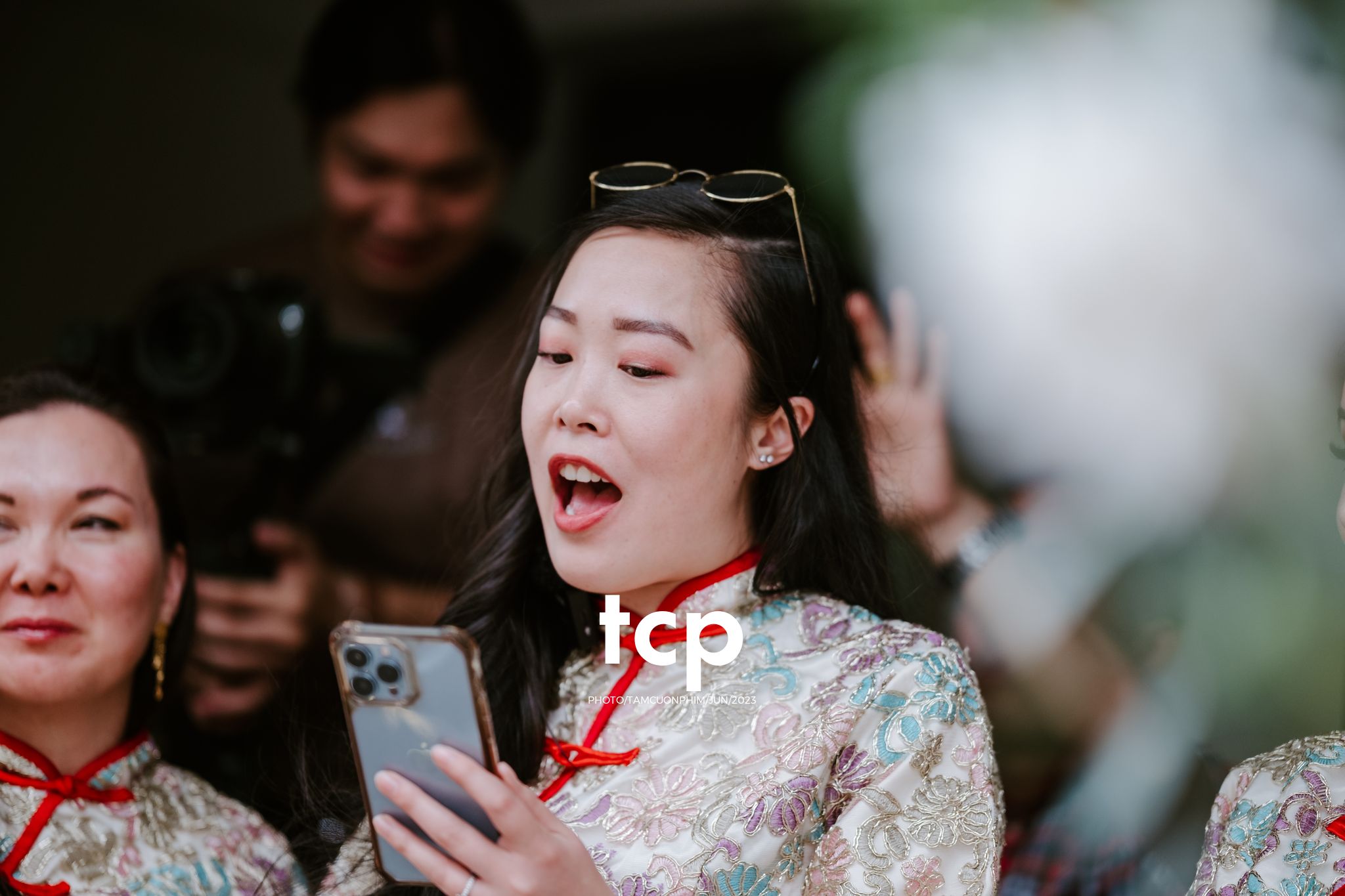 Tám Cuộn Phim - Khi tình yêu vượt biên giới khoác lên mình bộ hỷ phục cực phẩm