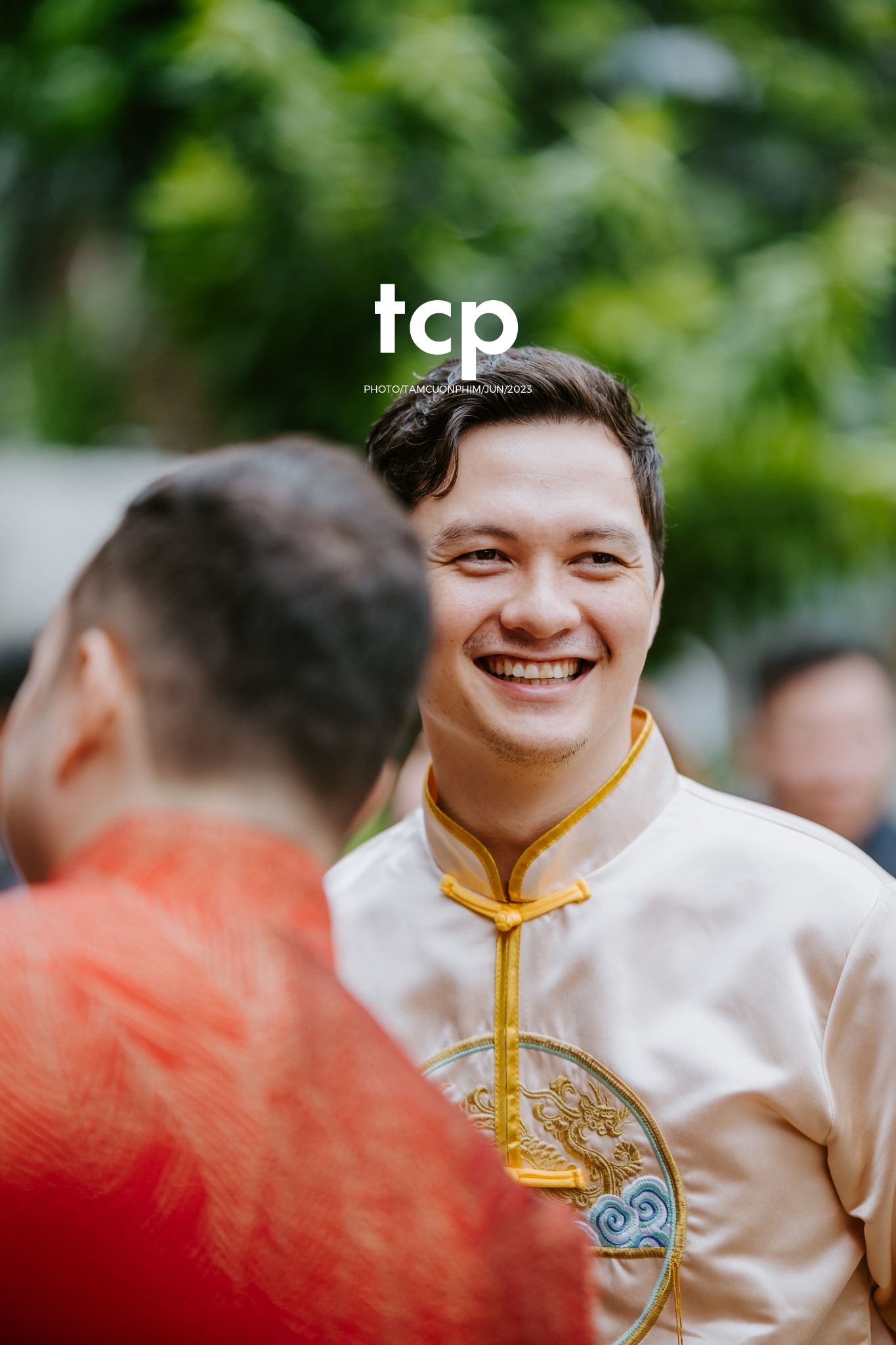 Tám Cuộn Phim - Khi tình yêu vượt biên giới khoác lên mình bộ hỷ phục cực phẩm