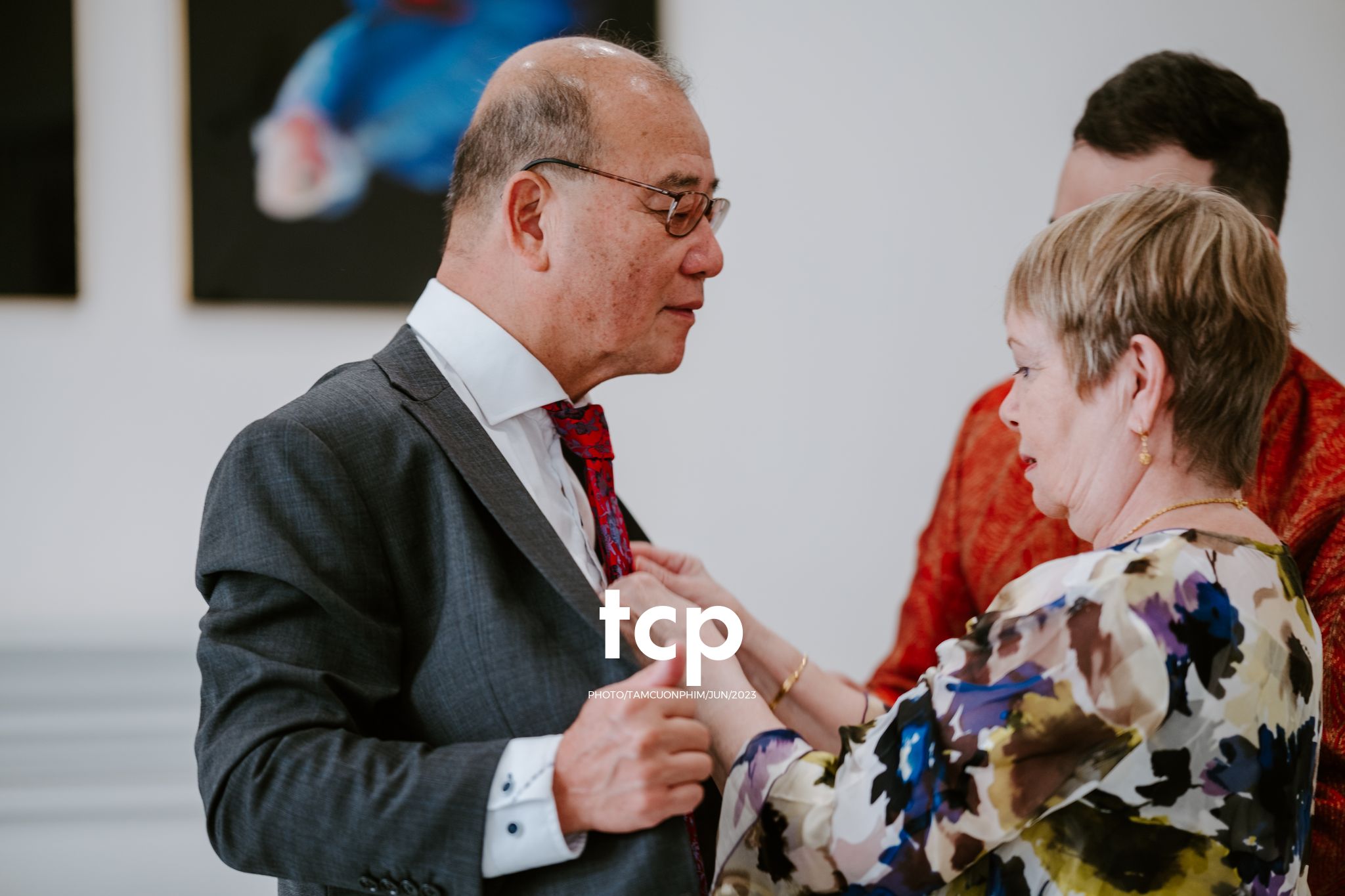 Tám Cuộn Phim - Khi tình yêu vượt biên giới khoác lên mình bộ hỷ phục cực phẩm