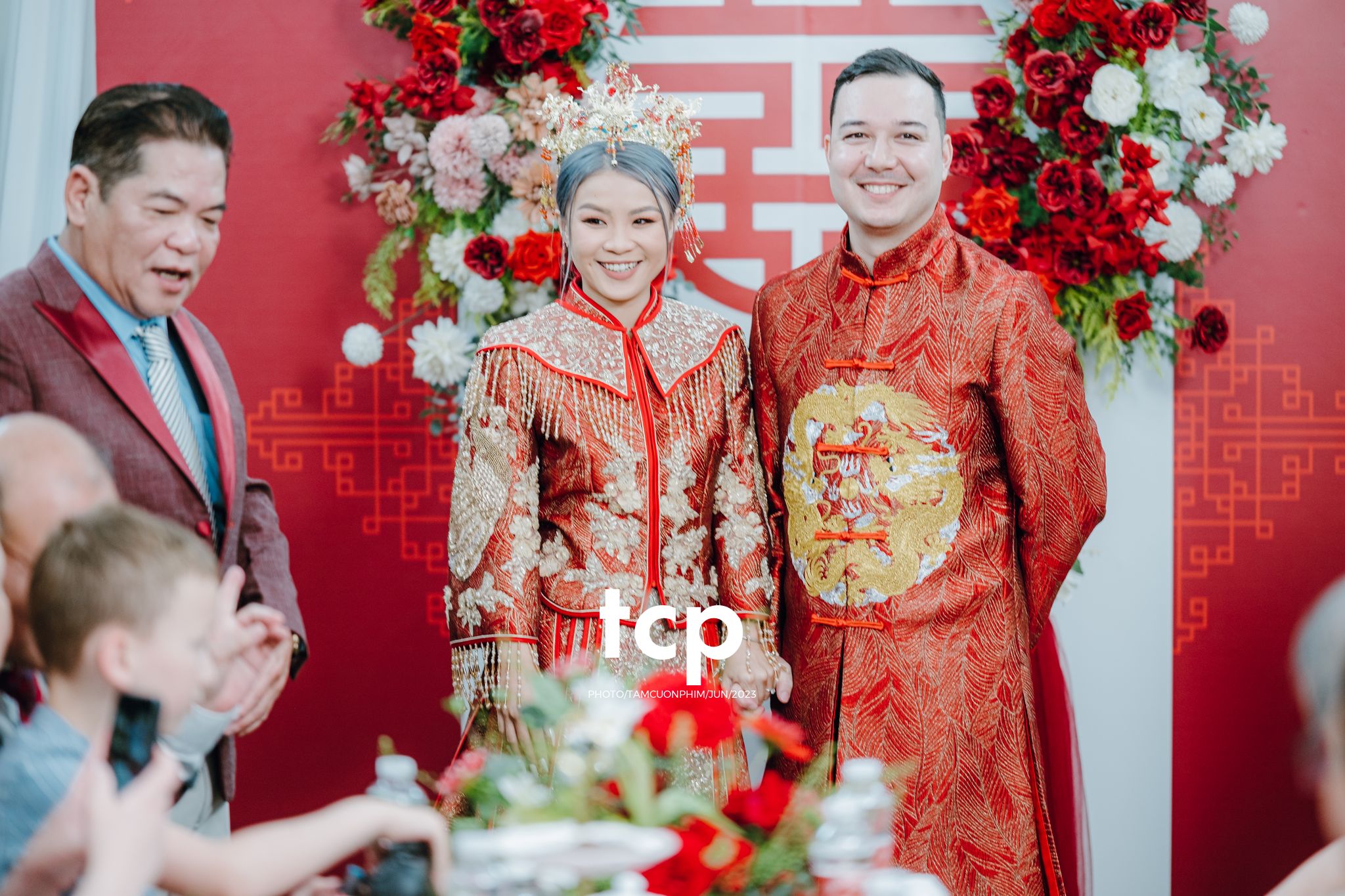 Tám Cuộn Phim - Khi tình yêu vượt biên giới khoác lên mình bộ hỷ phục cực phẩm