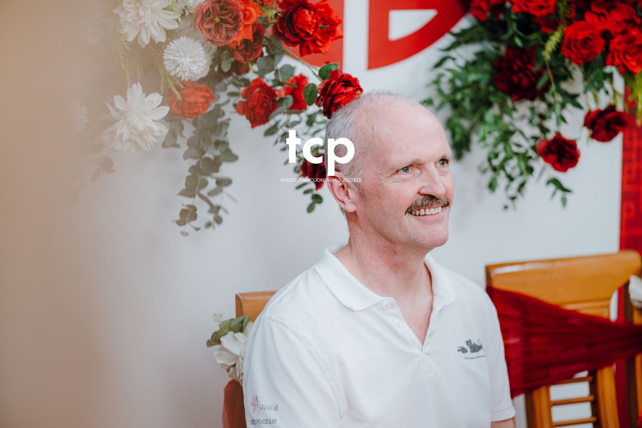 Tám Cuộn Phim - Khi tình yêu vượt biên giới khoác lên mình bộ hỷ phục cực phẩm