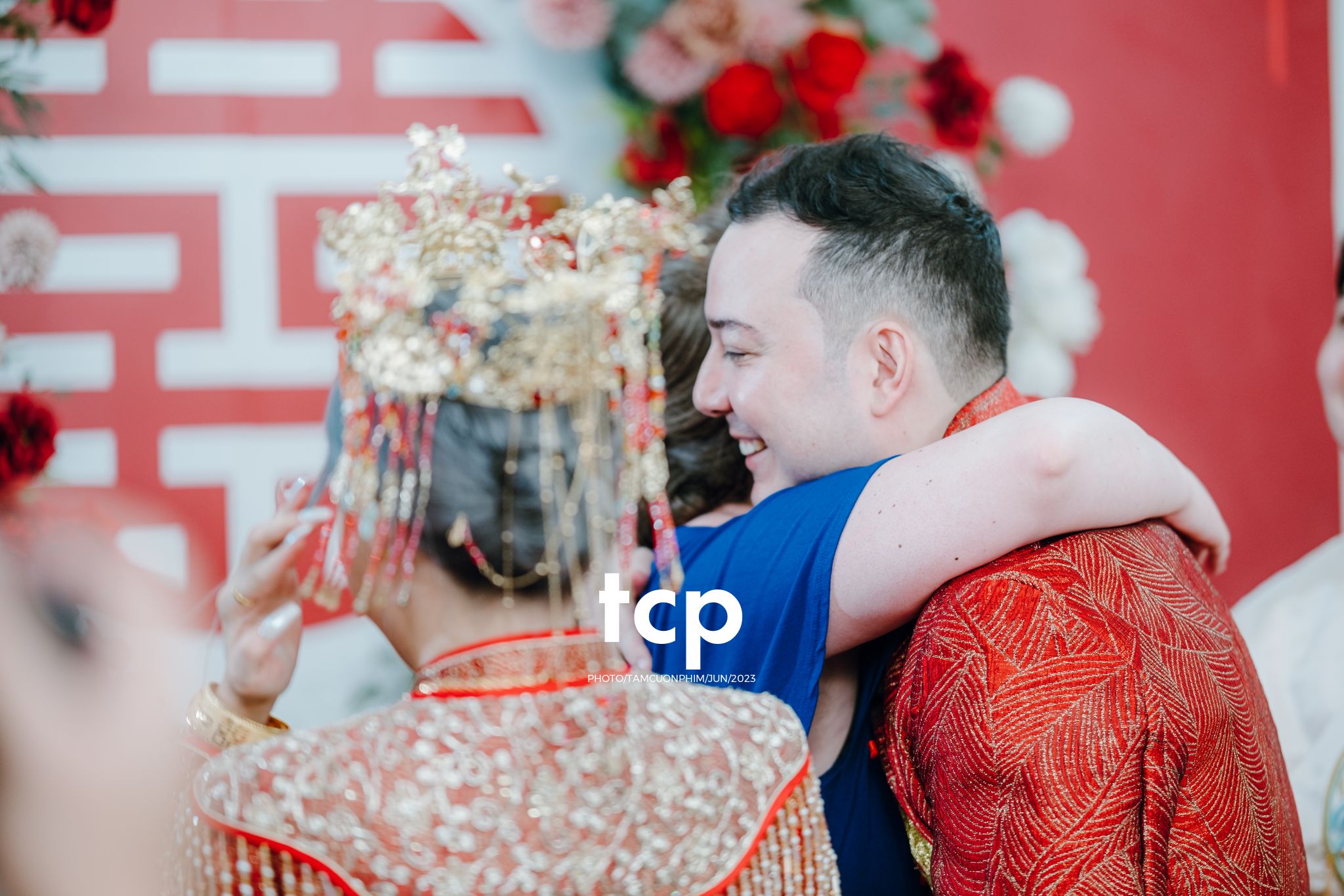 Tám Cuộn Phim - Khi tình yêu vượt biên giới khoác lên mình bộ hỷ phục cực phẩm