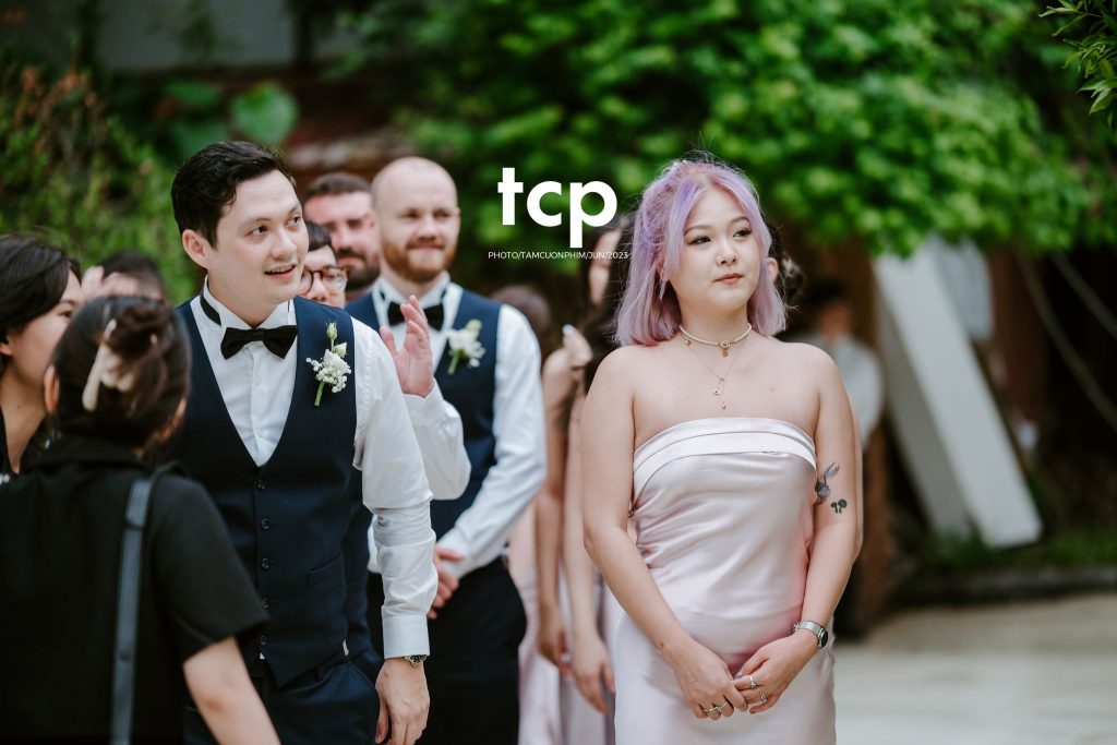 Tám Cuộn Phim - Mưa bất chợt đổ xuống ngay lúc lời thề nguyện bắt đầu