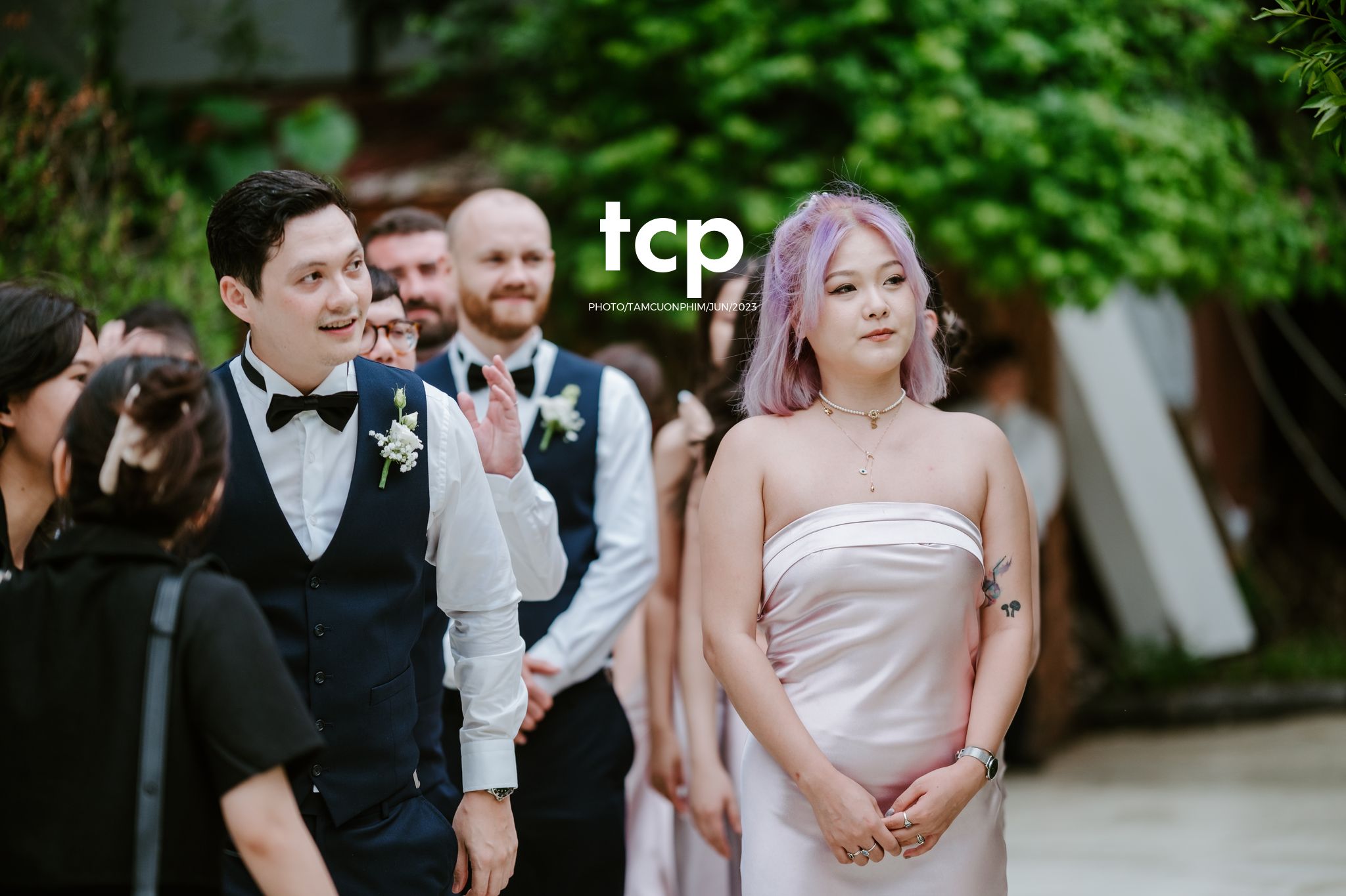 Tám Cuộn Phim - Mưa bất chợt đổ xuống ngay lúc lời thề nguyện bắt đầu