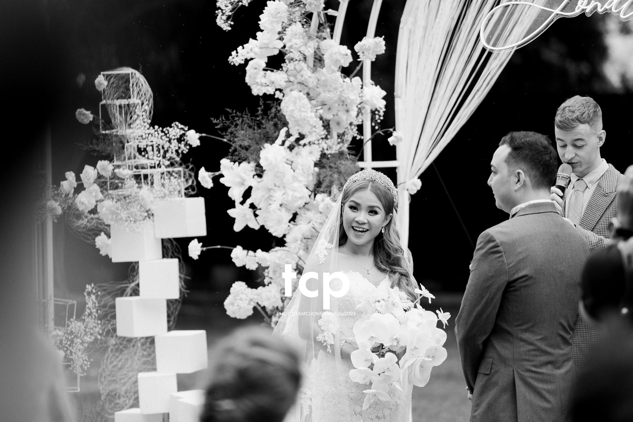 Tám Cuộn Phim - Mưa bất chợt đổ xuống ngay lúc lời thề nguyện bắt đầu