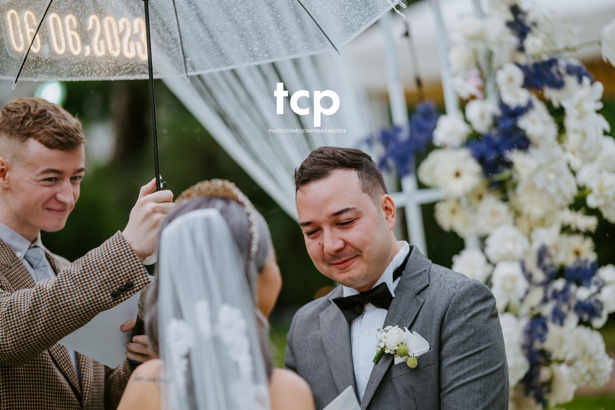 Tám Cuộn Phim - Mưa bất chợt đổ xuống ngay lúc lời thề nguyện bắt đầu