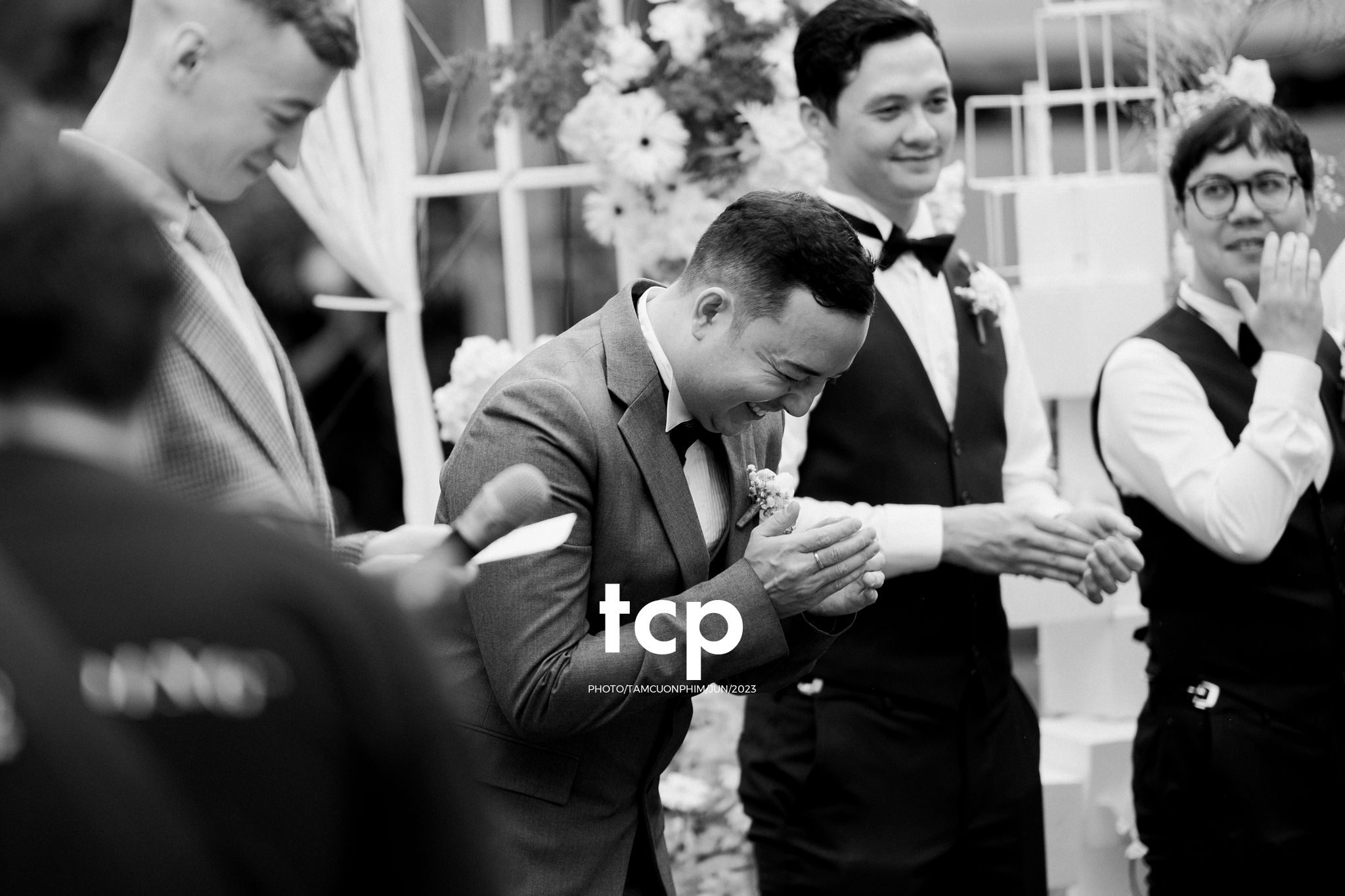 Tám Cuộn Phim - Mưa bất chợt đổ xuống ngay lúc lời thề nguyện bắt đầu