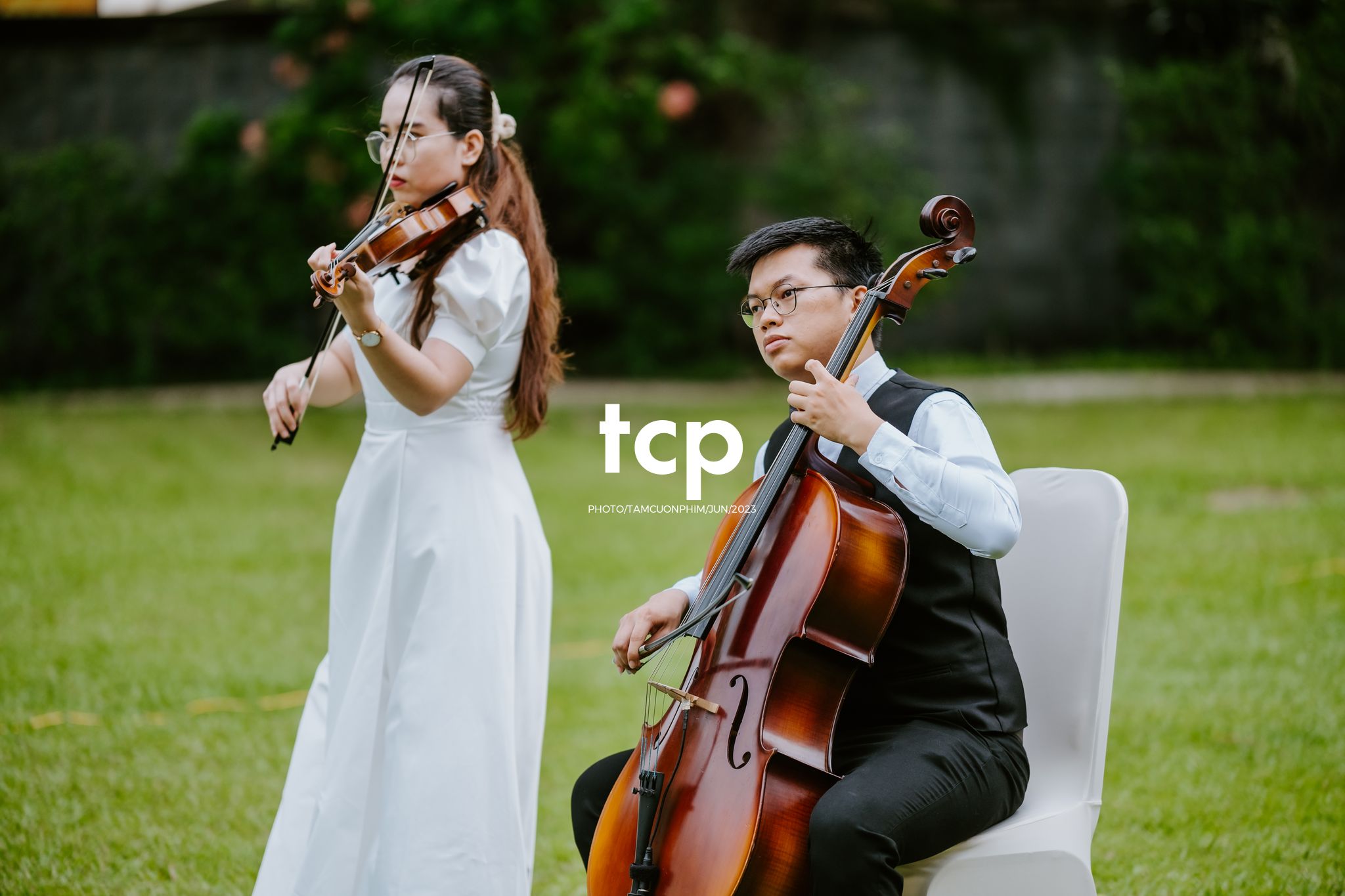 Tám Cuộn Phim - Mưa bất chợt đổ xuống ngay lúc lời thề nguyện bắt đầu