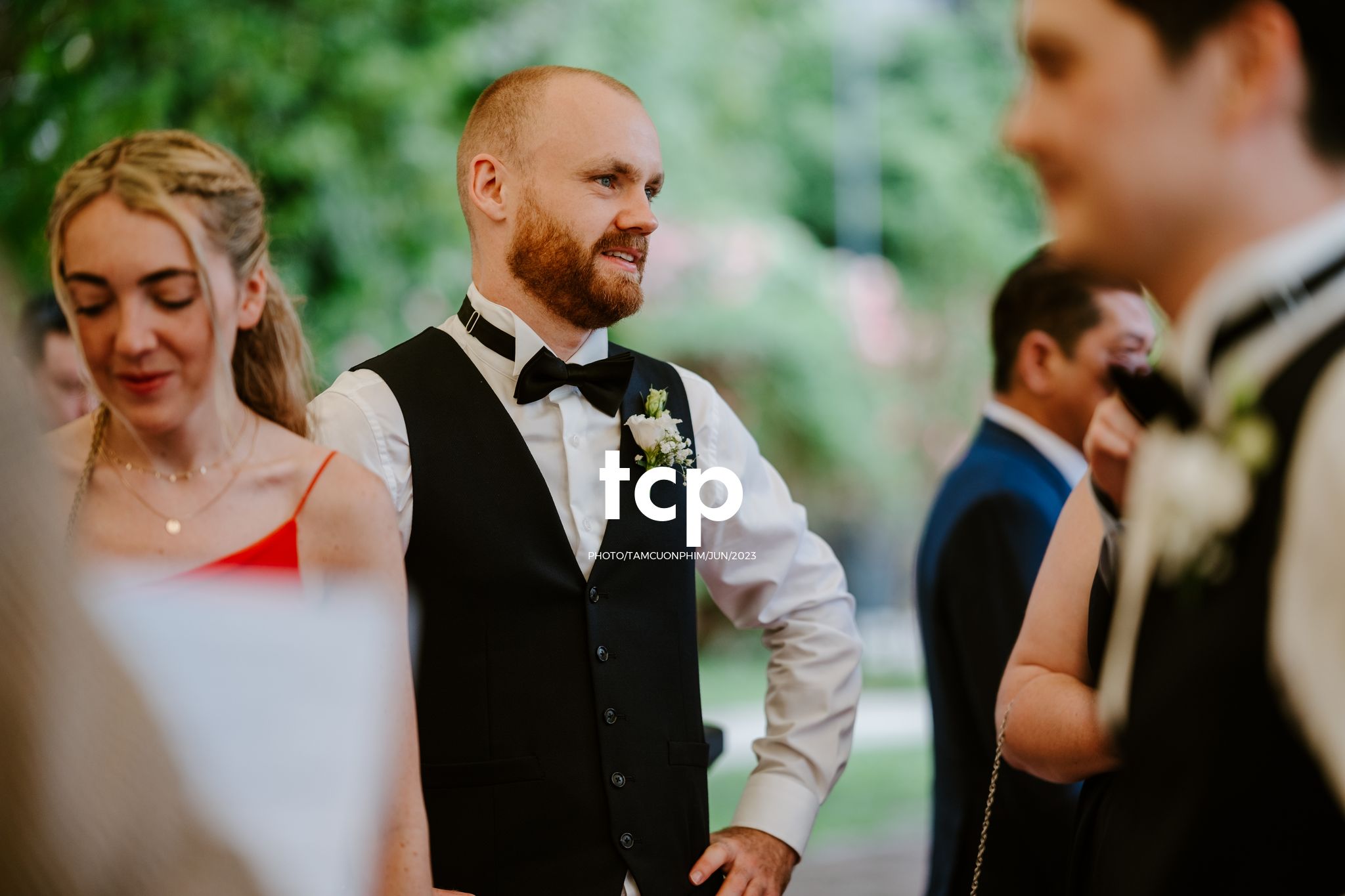 Tám Cuộn Phim - Mưa bất chợt đổ xuống ngay lúc lời thề nguyện bắt đầu