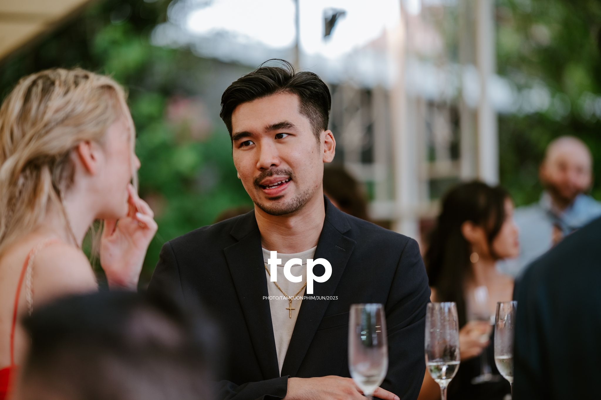 Tám Cuộn Phim - Mưa bất chợt đổ xuống ngay lúc lời thề nguyện bắt đầu