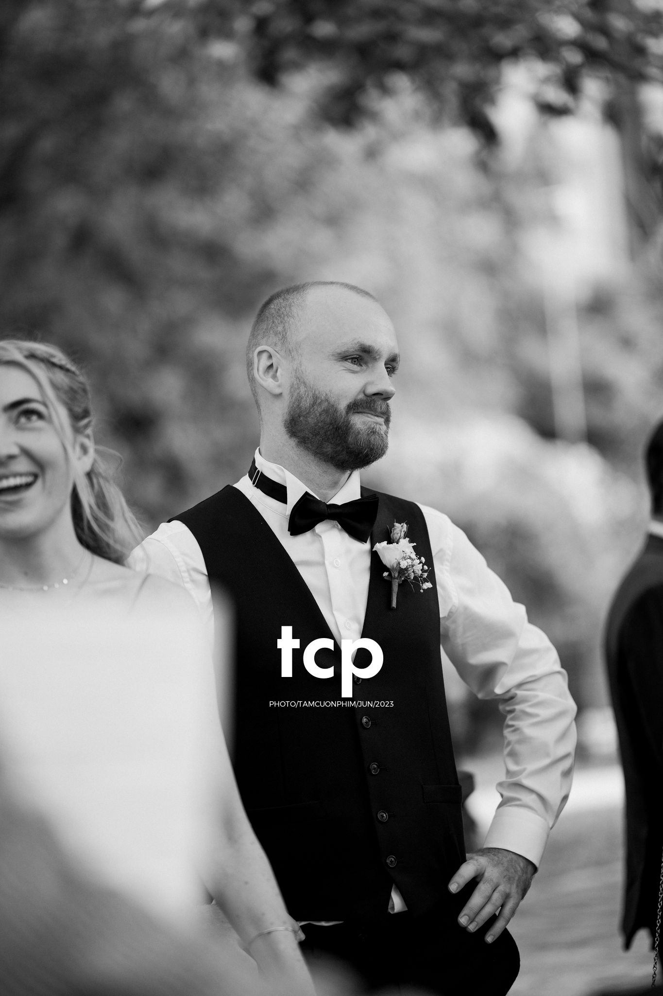 Tám Cuộn Phim - Mưa bất chợt đổ xuống ngay lúc lời thề nguyện bắt đầu