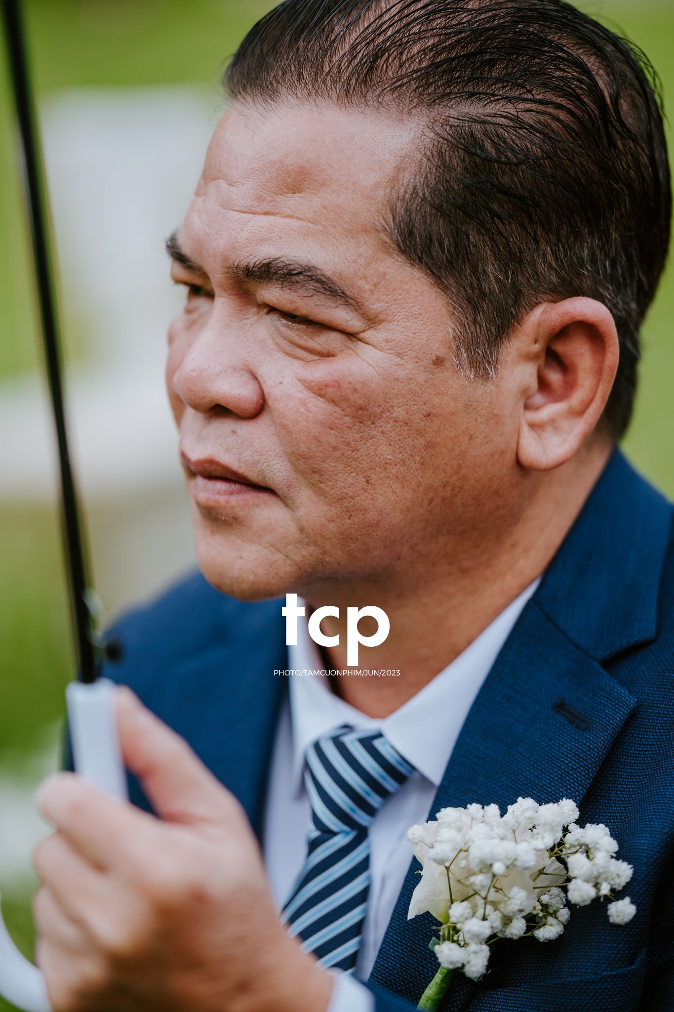 Tám Cuộn Phim - Mưa bất chợt đổ xuống ngay lúc lời thề nguyện bắt đầu