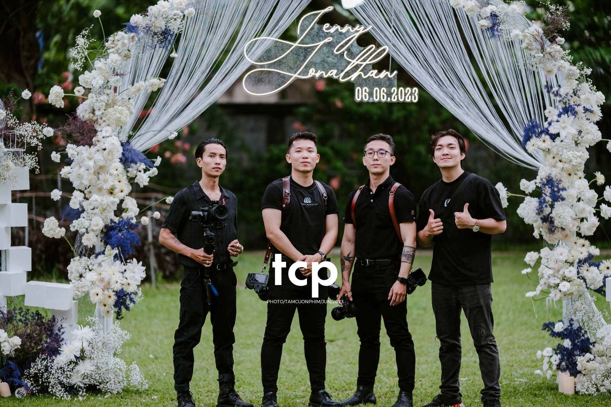 Tám Cuộn Phim - Mưa bất chợt đổ xuống ngay lúc lời thề nguyện bắt đầu