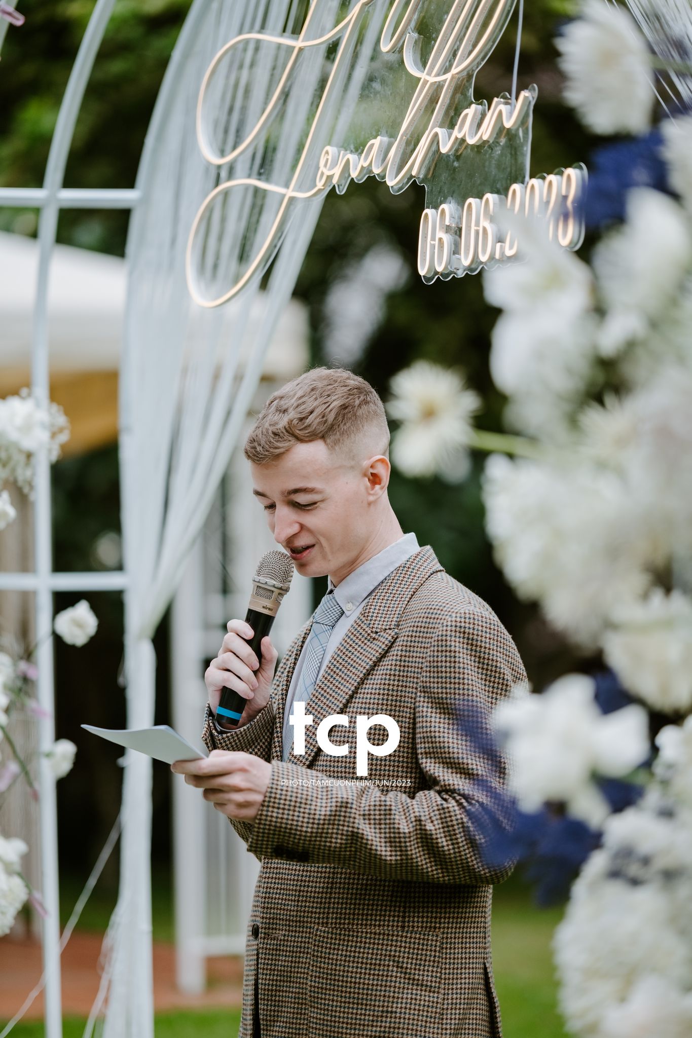 Tám Cuộn Phim - Mưa bất chợt đổ xuống ngay lúc lời thề nguyện bắt đầu