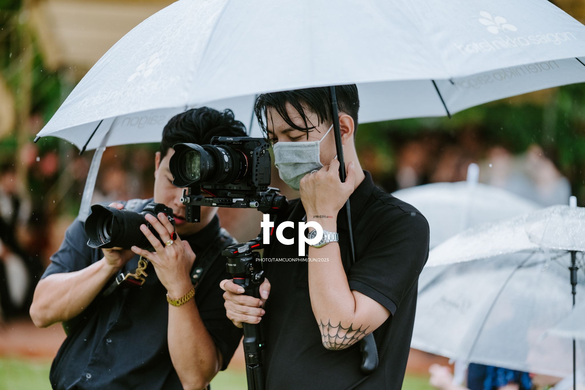 Tám Cuộn Phim - Mưa bất chợt đổ xuống ngay lúc lời thề nguyện bắt đầu