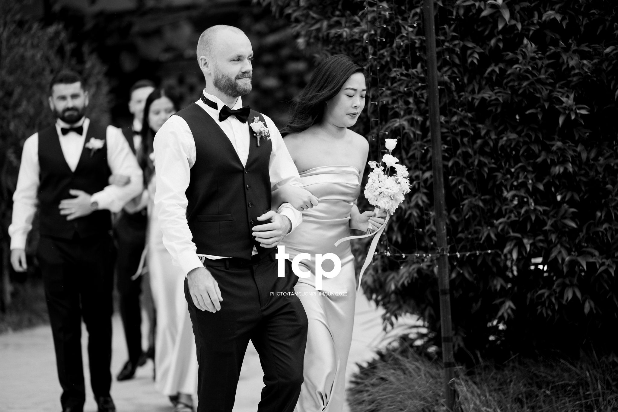 Tám Cuộn Phim - Mưa bất chợt đổ xuống ngay lúc lời thề nguyện bắt đầu