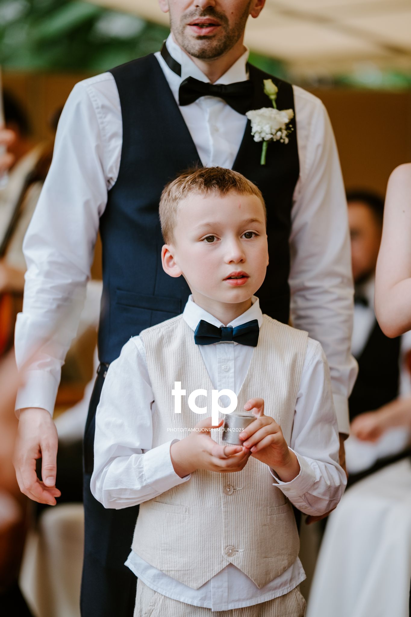 Tám Cuộn Phim - Mưa bất chợt đổ xuống ngay lúc lời thề nguyện bắt đầu