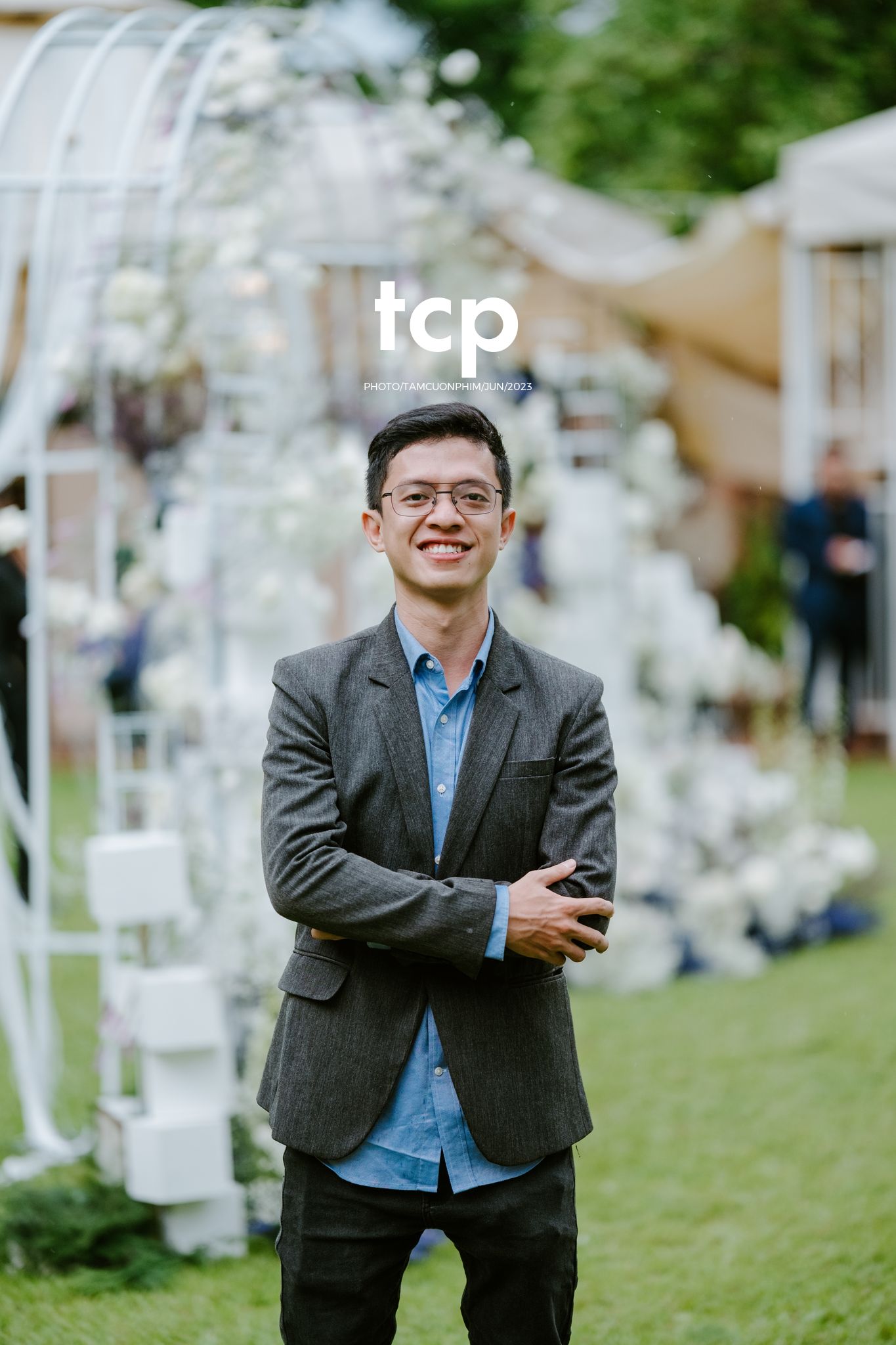 Tám Cuộn Phim - Mưa bất chợt đổ xuống ngay lúc lời thề nguyện bắt đầu