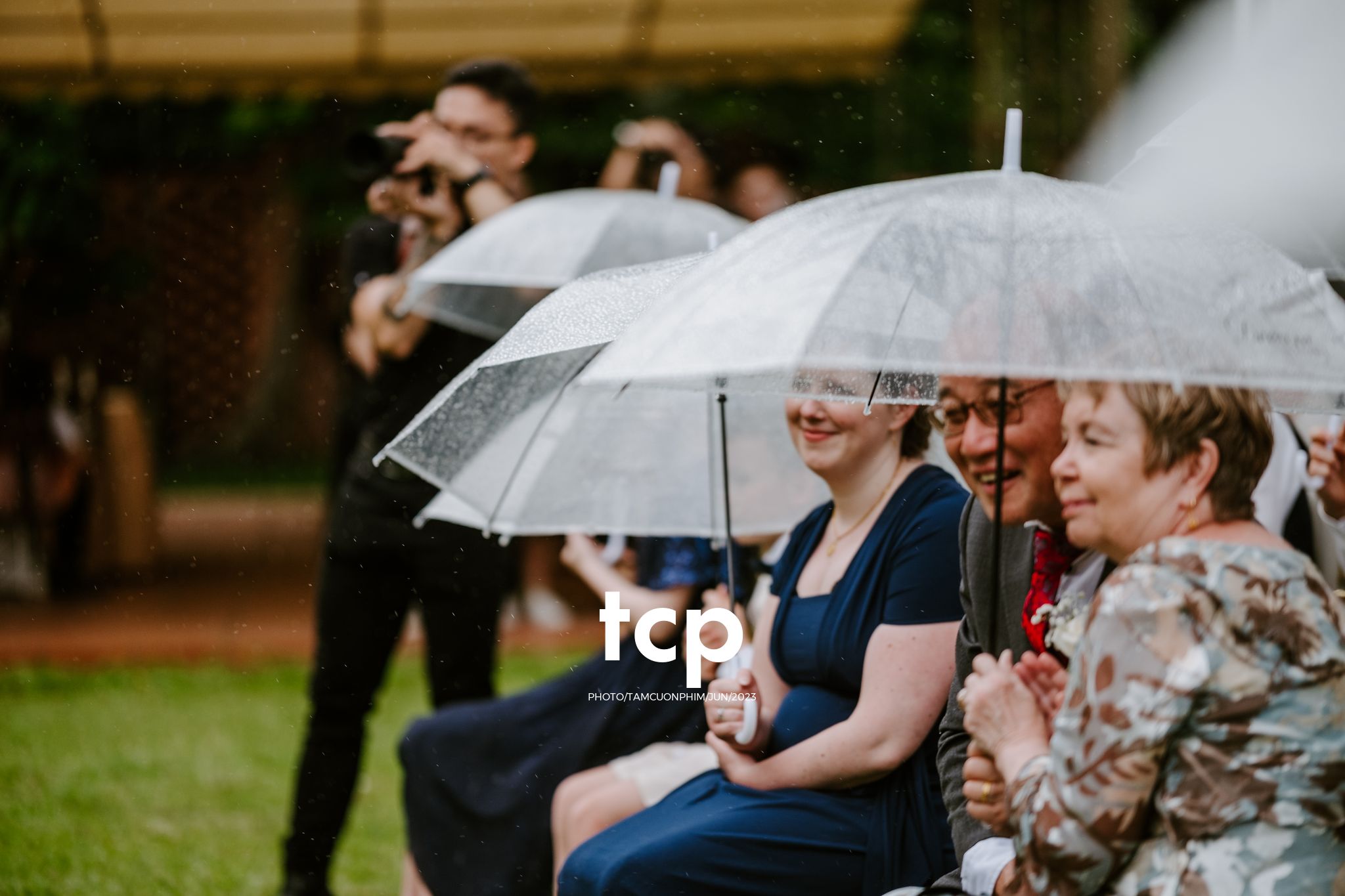 Tám Cuộn Phim - Mưa bất chợt đổ xuống ngay lúc lời thề nguyện bắt đầu