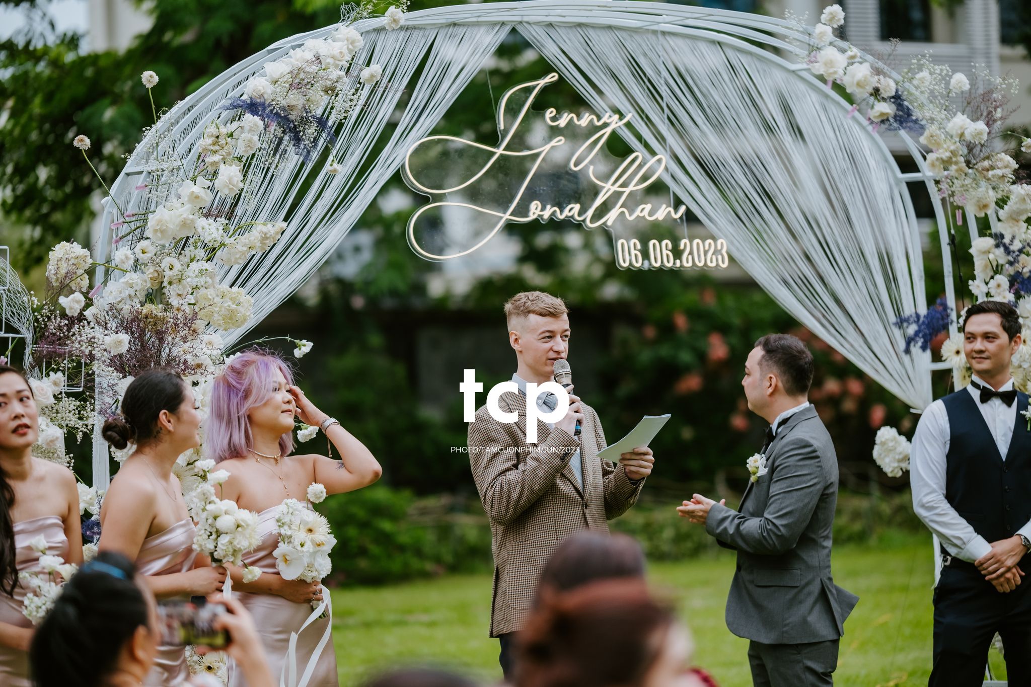 Tám Cuộn Phim - Mưa bất chợt đổ xuống ngay lúc lời thề nguyện bắt đầu