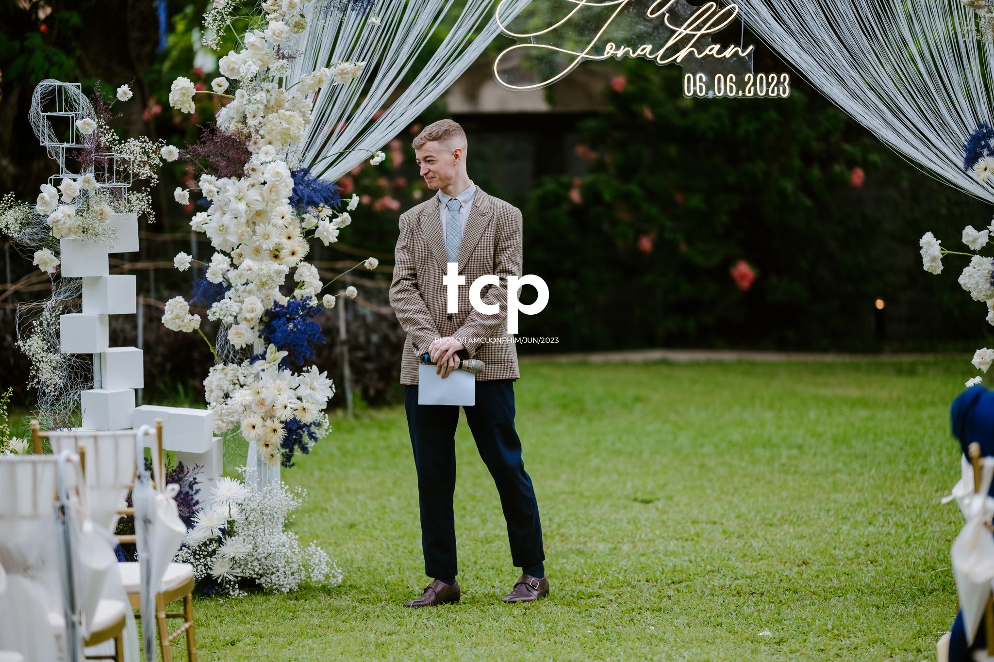 Tám Cuộn Phim - Mưa bất chợt đổ xuống ngay lúc lời thề nguyện bắt đầu