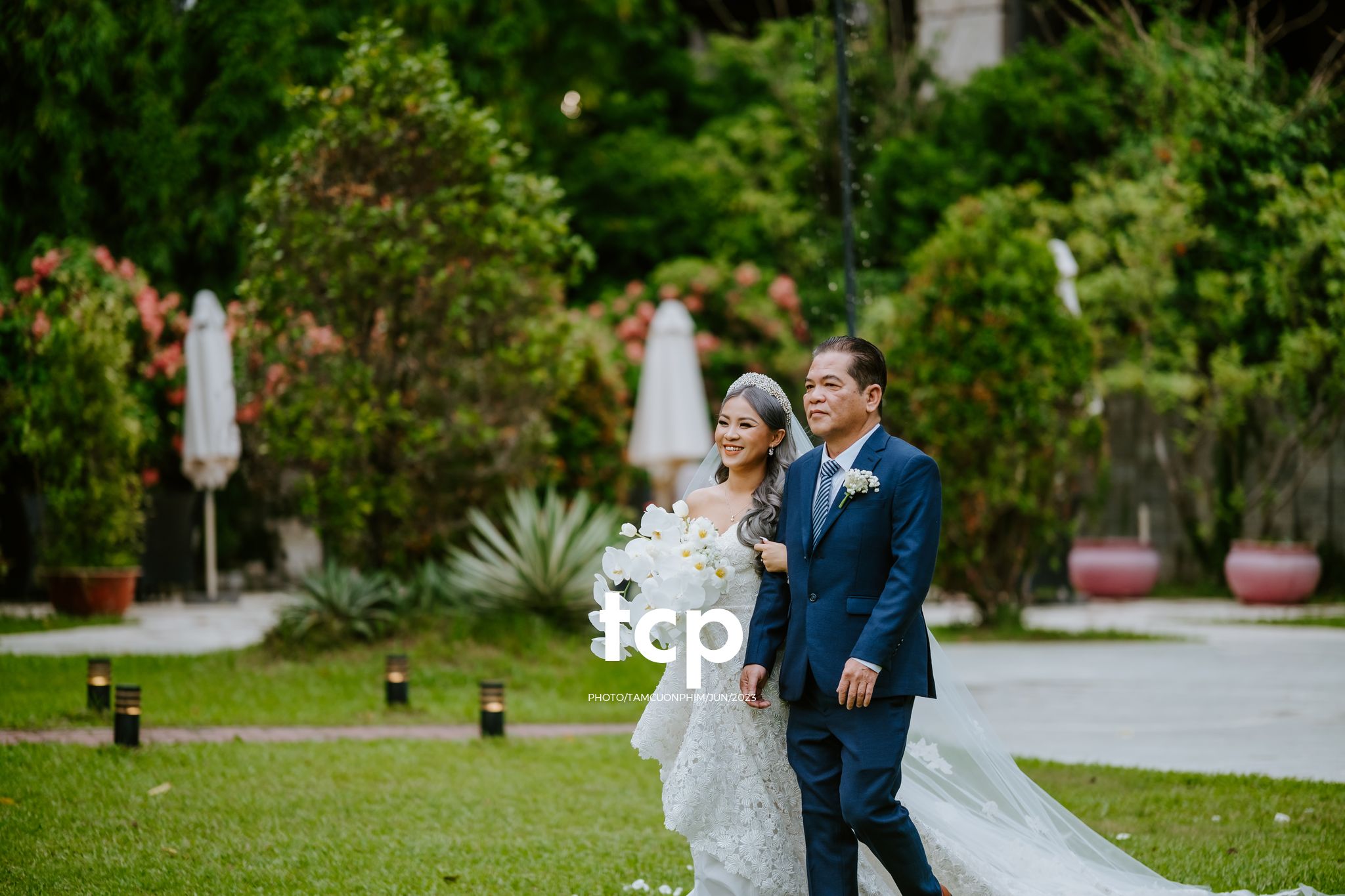 Tám Cuộn Phim - Mưa bất chợt đổ xuống ngay lúc lời thề nguyện bắt đầu