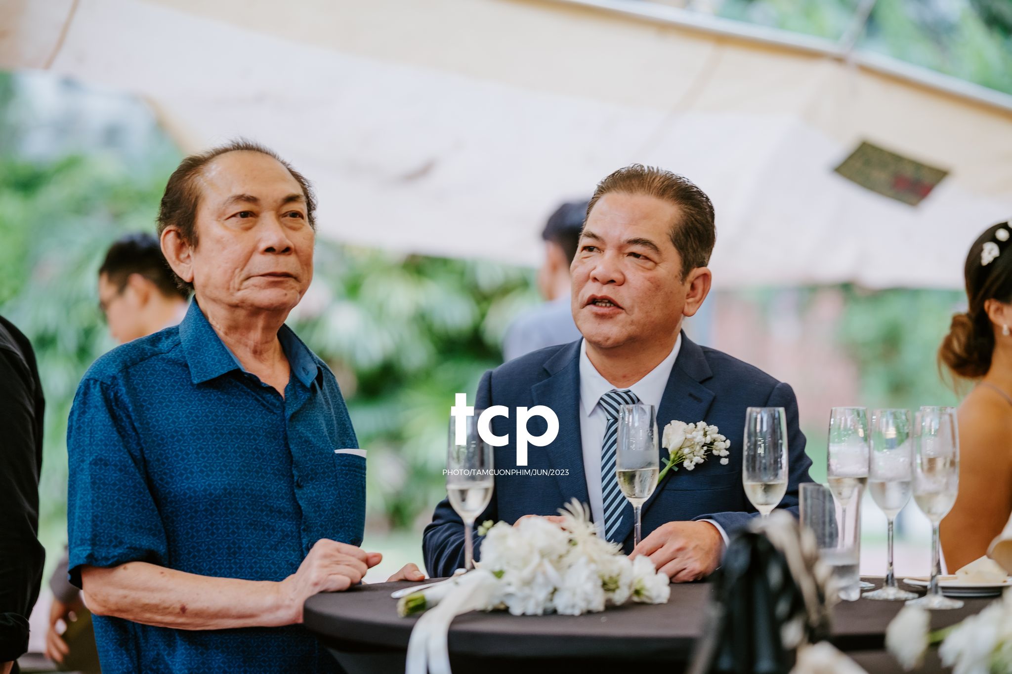 Tám Cuộn Phim - Mưa bất chợt đổ xuống ngay lúc lời thề nguyện bắt đầu