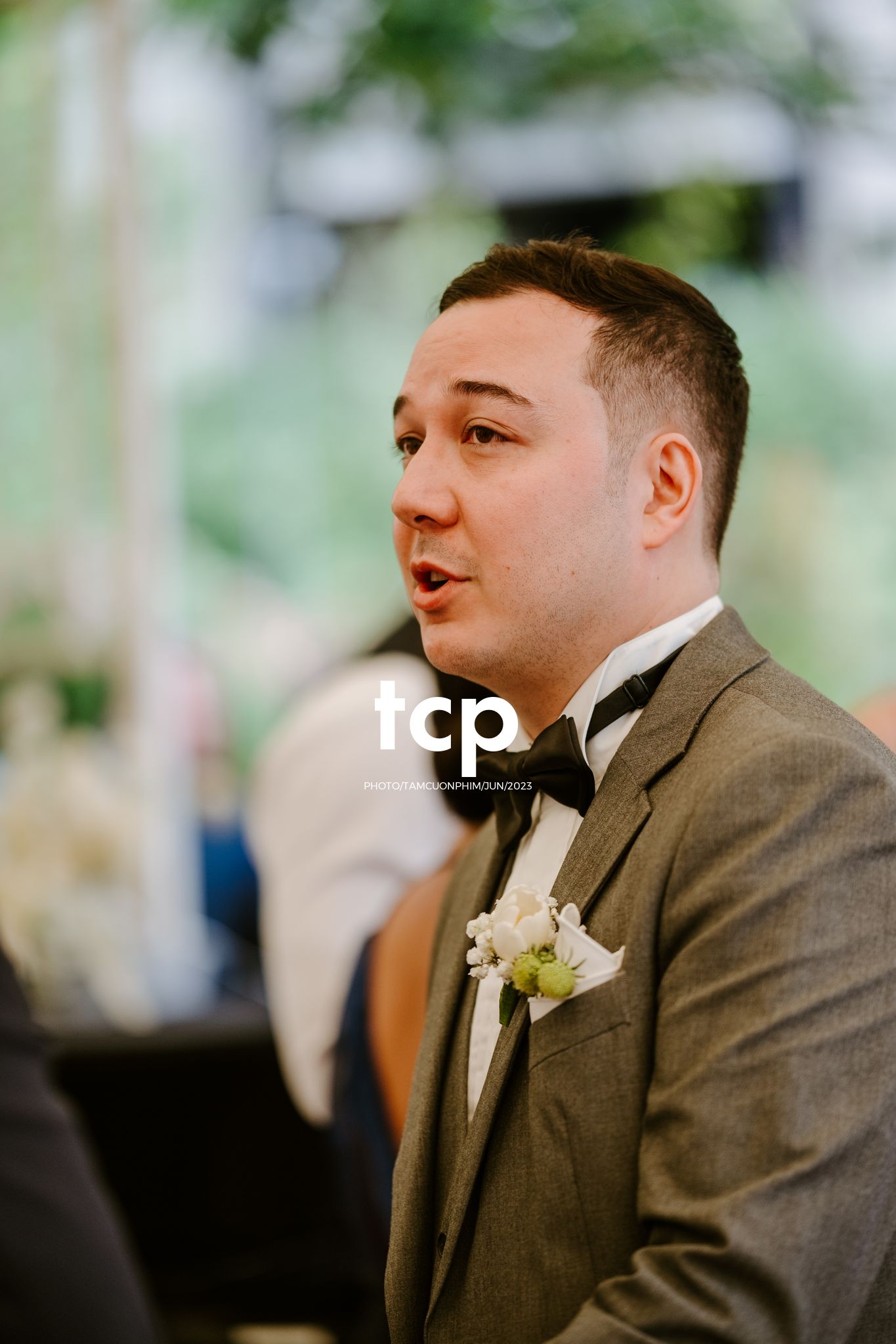 Tám Cuộn Phim - Mưa bất chợt đổ xuống ngay lúc lời thề nguyện bắt đầu