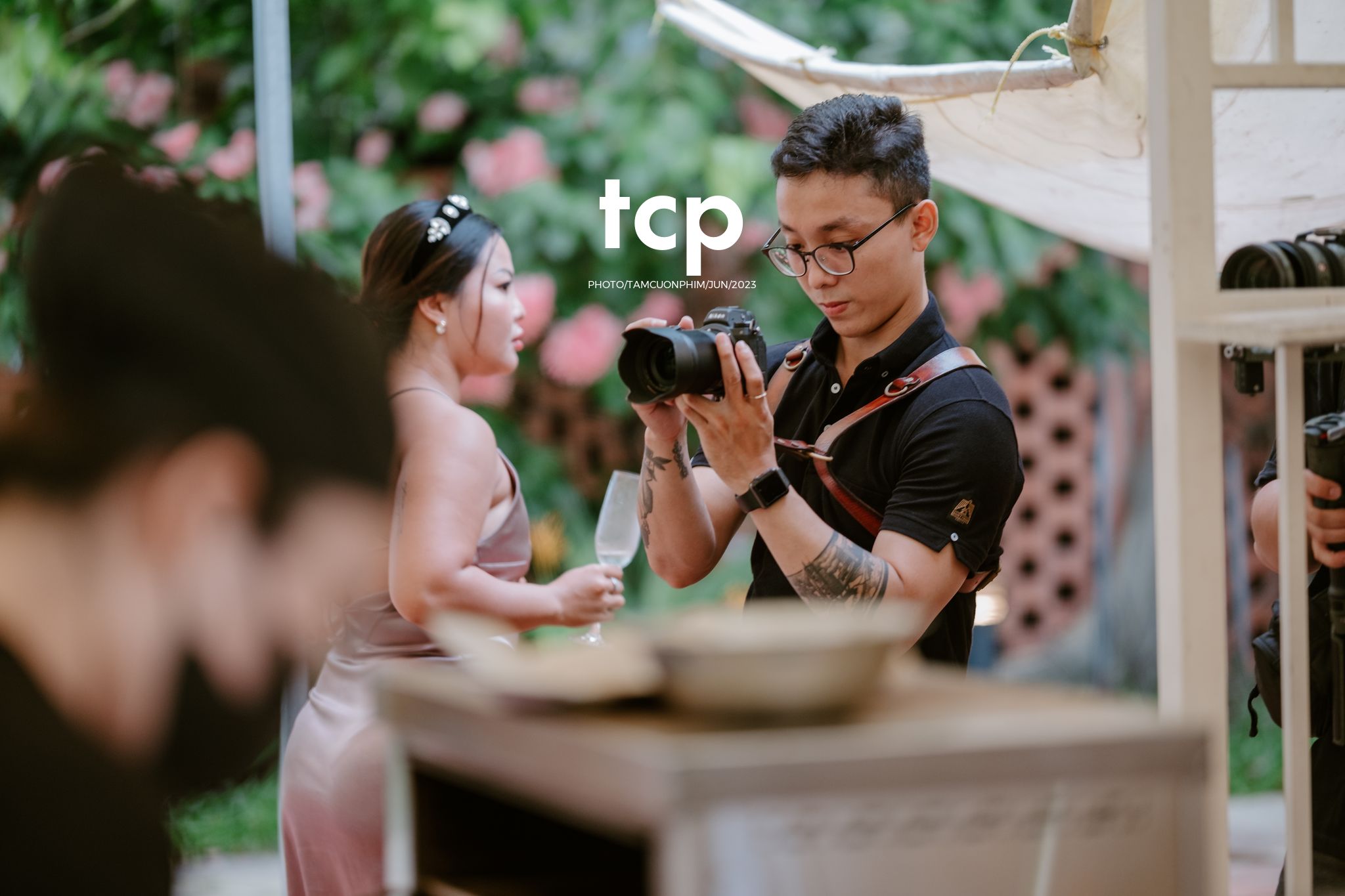 Tám Cuộn Phim - Mưa bất chợt đổ xuống ngay lúc lời thề nguyện bắt đầu