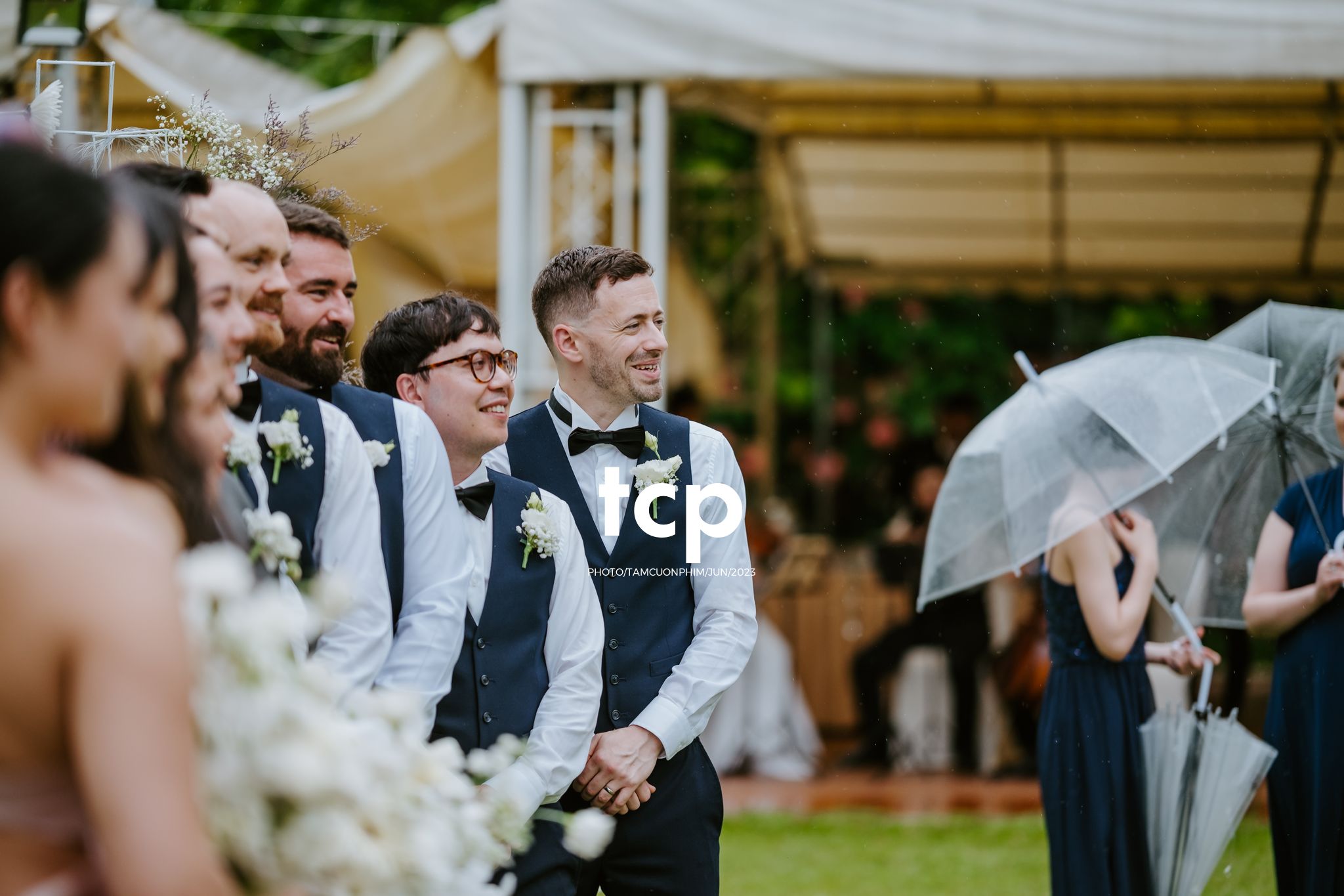 Tám Cuộn Phim - Mưa bất chợt đổ xuống ngay lúc lời thề nguyện bắt đầu