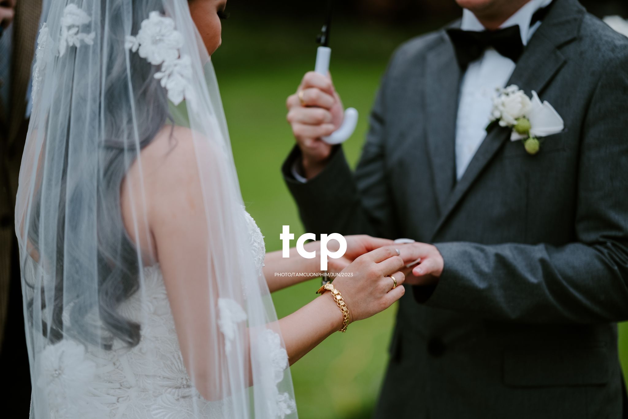 Tám Cuộn Phim - Mưa bất chợt đổ xuống ngay lúc lời thề nguyện bắt đầu