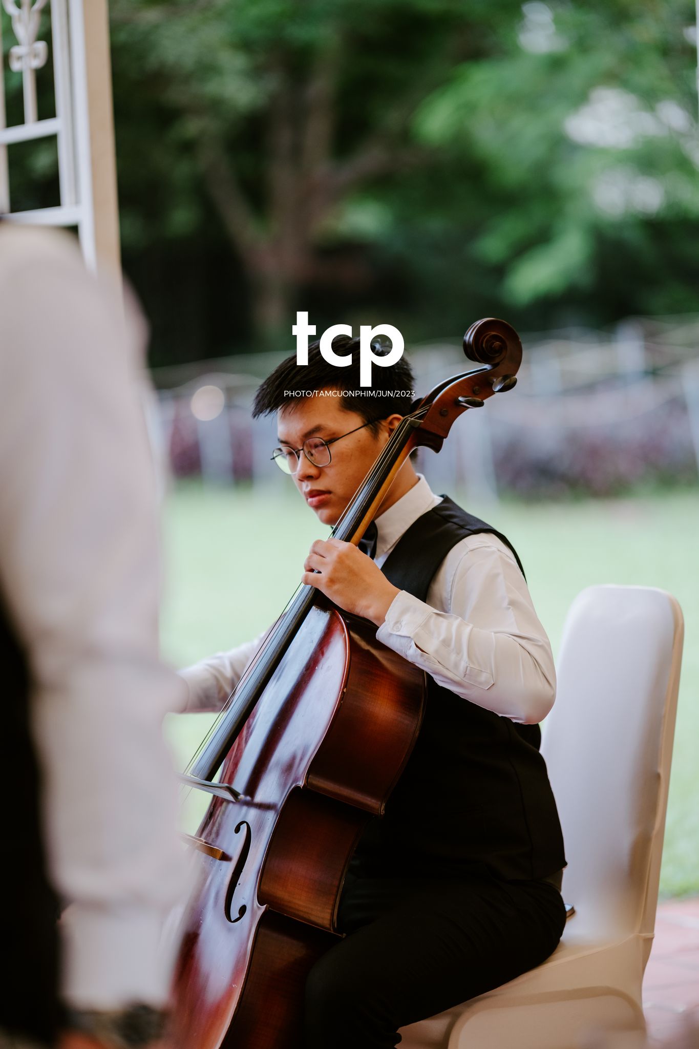 Tám Cuộn Phim - Mưa bất chợt đổ xuống ngay lúc lời thề nguyện bắt đầu