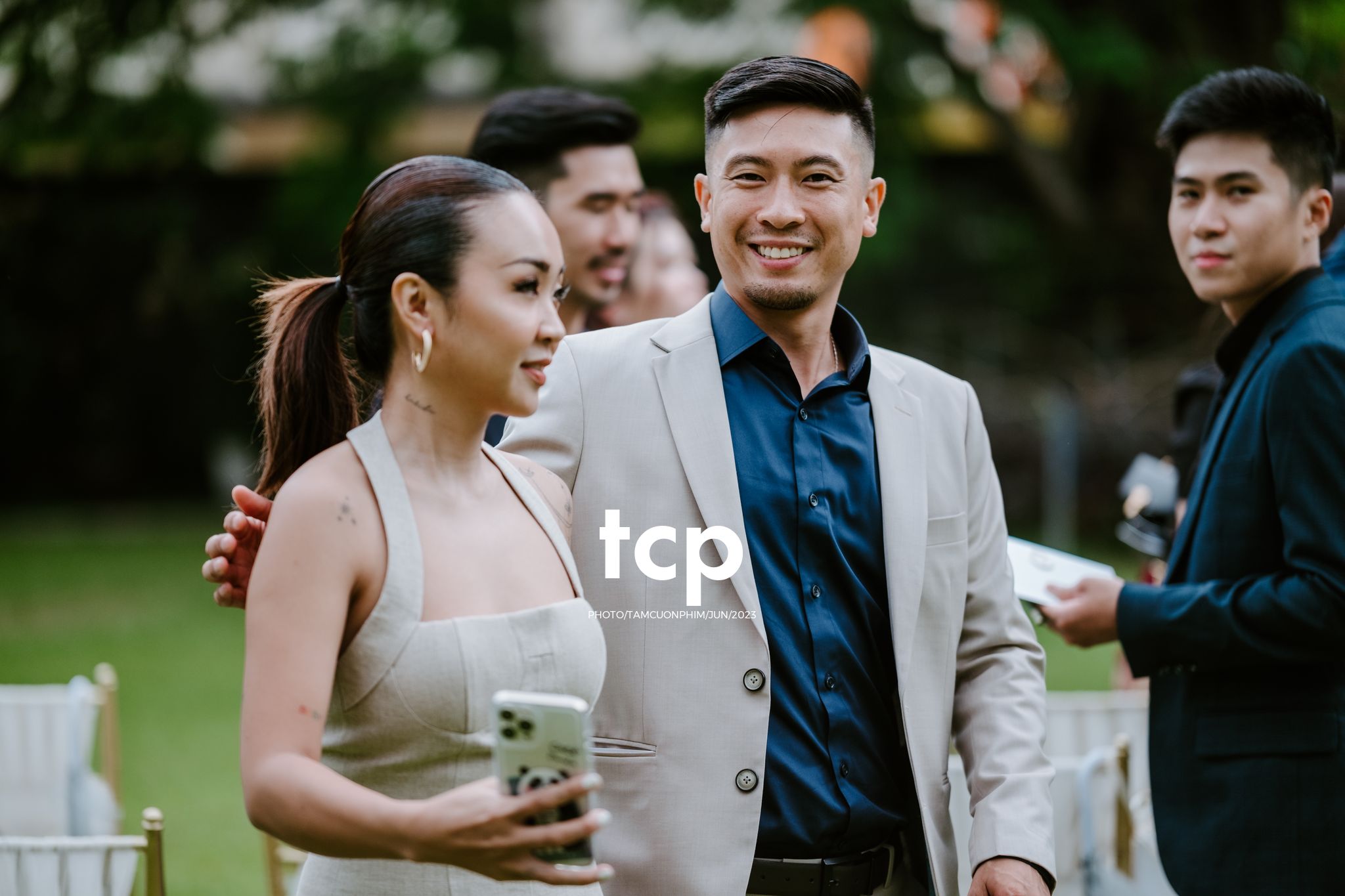 Tám Cuộn Phim - Mưa bất chợt đổ xuống ngay lúc lời thề nguyện bắt đầu