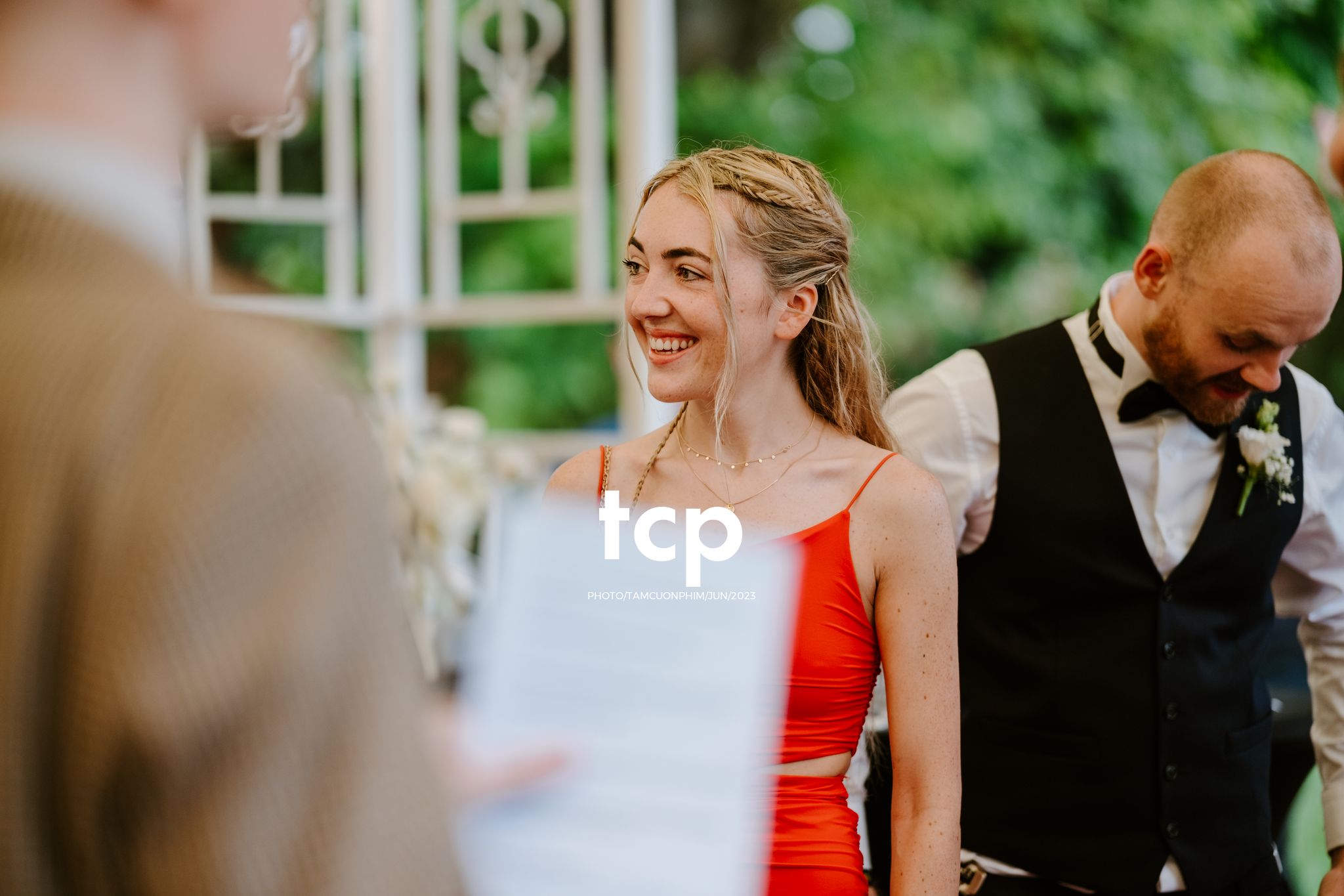 Tám Cuộn Phim - Mưa bất chợt đổ xuống ngay lúc lời thề nguyện bắt đầu