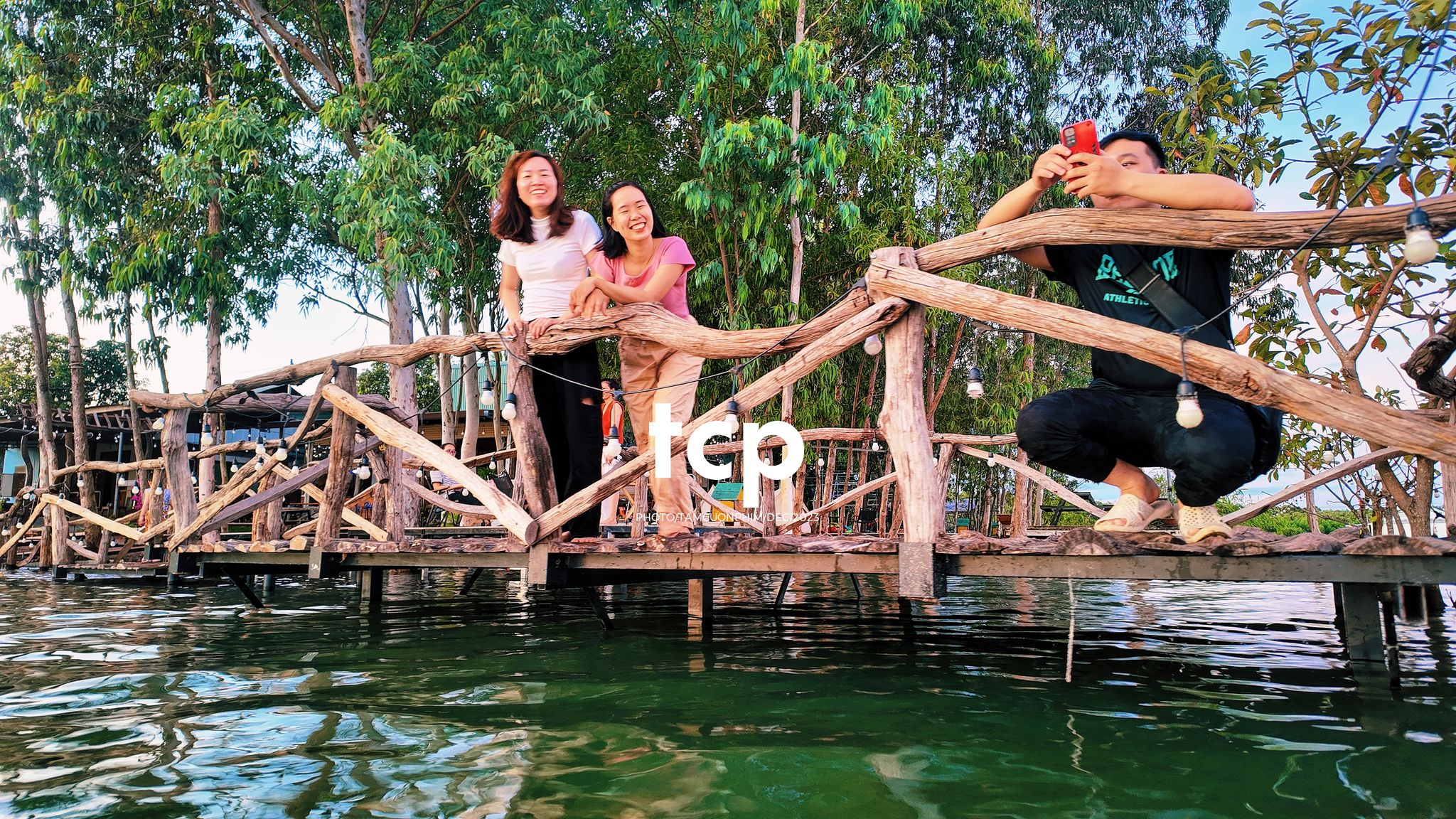 Tám Cuộn Phim - Nắng chiều và hơi nước mát lạnh